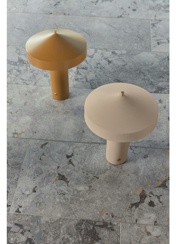Hatto 40cm Beige tafellamp Van OYOY - De lamp maakt deel uit van de populaire Hatto-serie en is verkrijgbaar in diverse moderne kleuren.