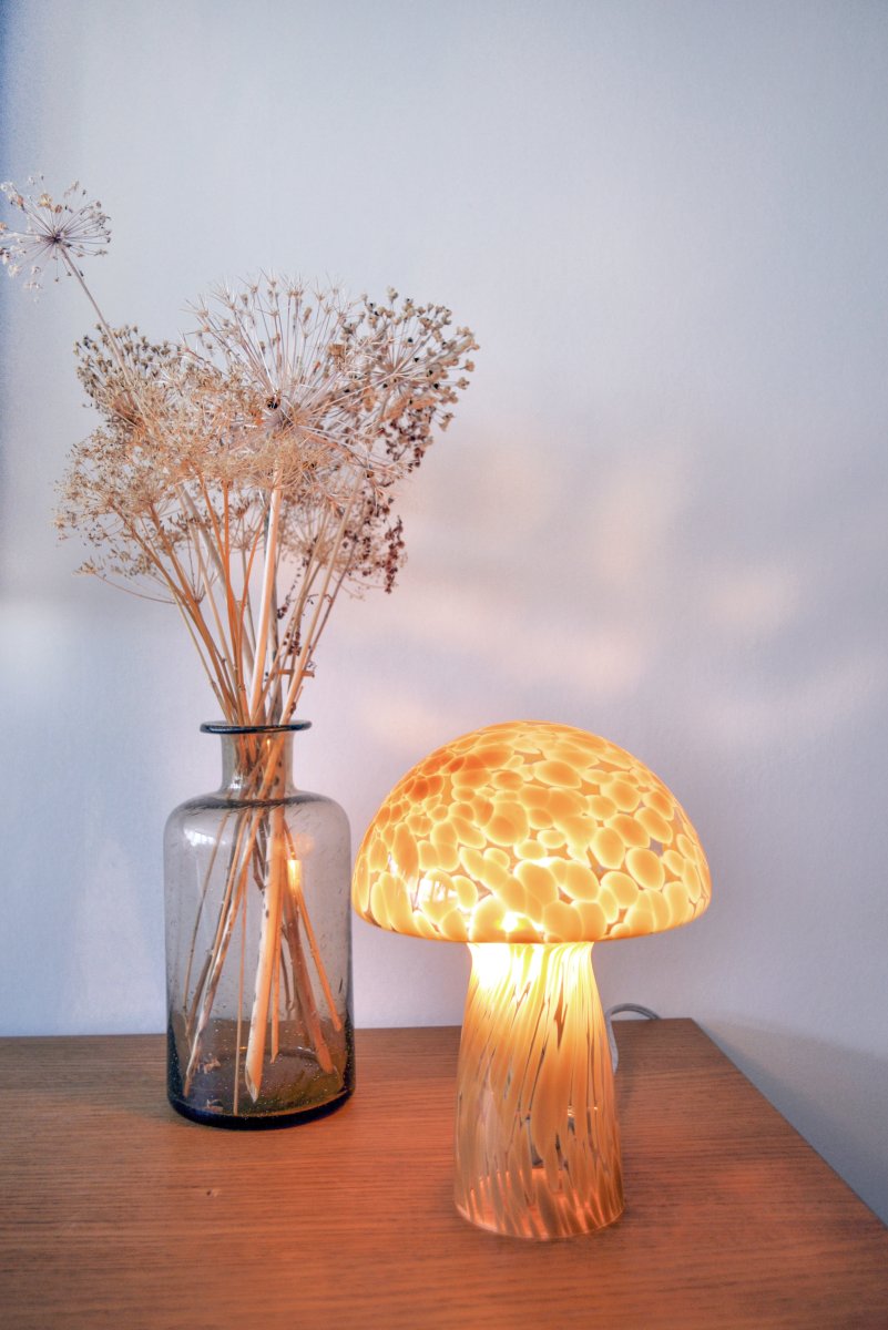 Mushi 30cm Beige tafellamp Van Aneta Lighting - Mushi wordt al snel een favoriet en kan zowel in een raam, op een bijzettafel of dressoir worden geplaatst.