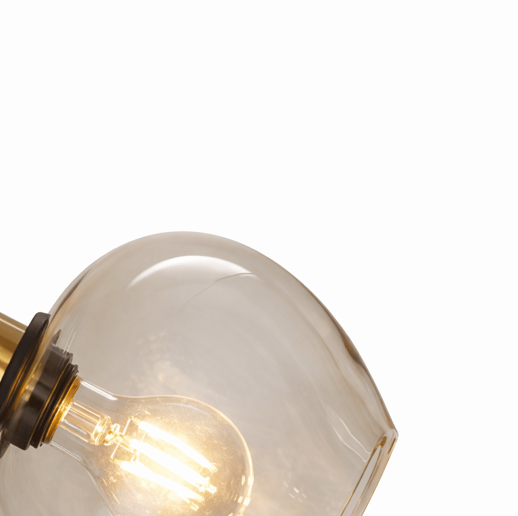 Ariston Ø20 Amber raamlamp Van Lampan - De amberkleurige glazen kap zorgt voor een warm en aangenaam licht, terwijl de details in geborsteld messing een moderne en exclusieve uitstraling geven.
