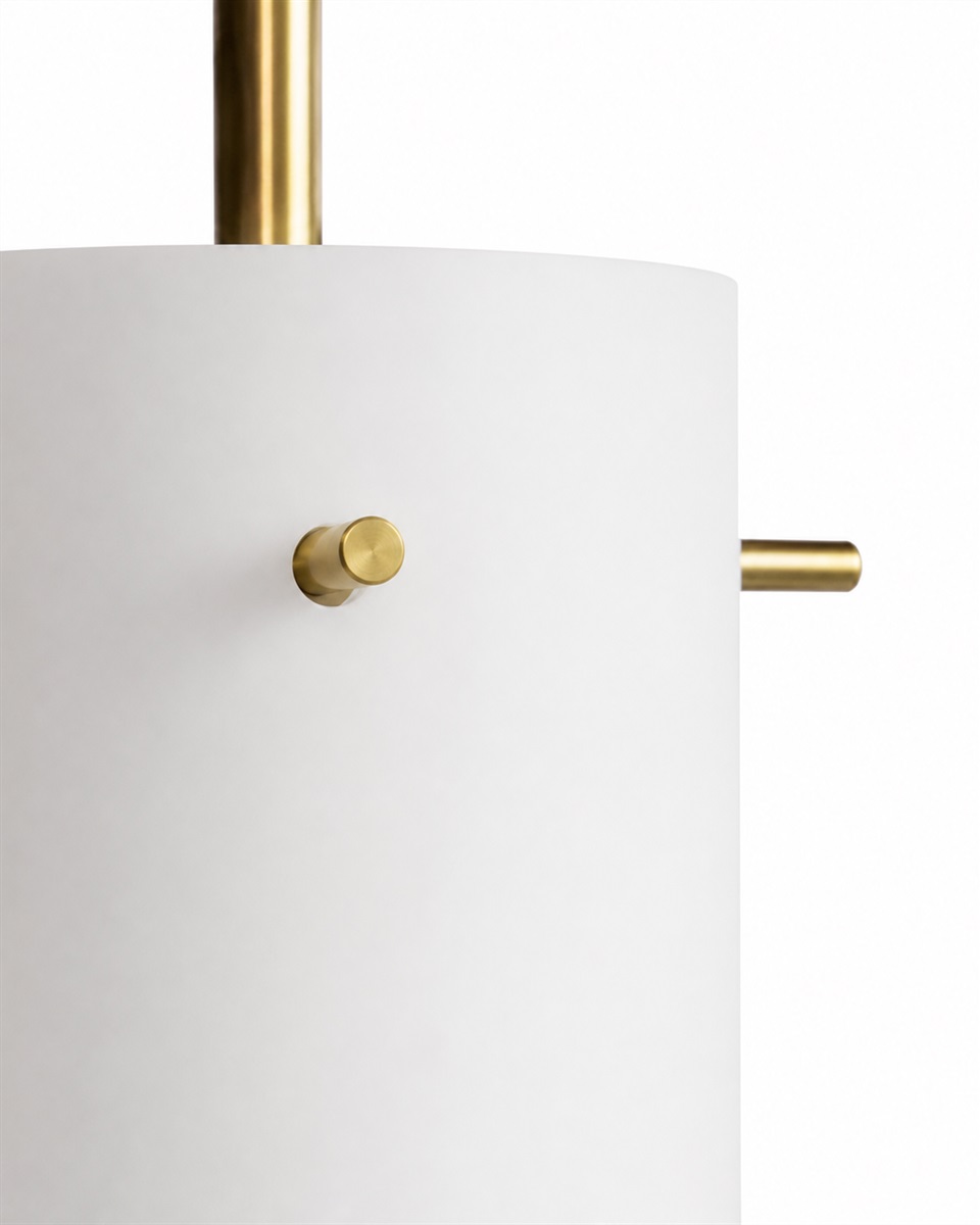Cilinda Ø7 Messing/wit raamlamp Van Nordic Lighting - Cilinda is een tijdloze raamlamp met een elegant design.