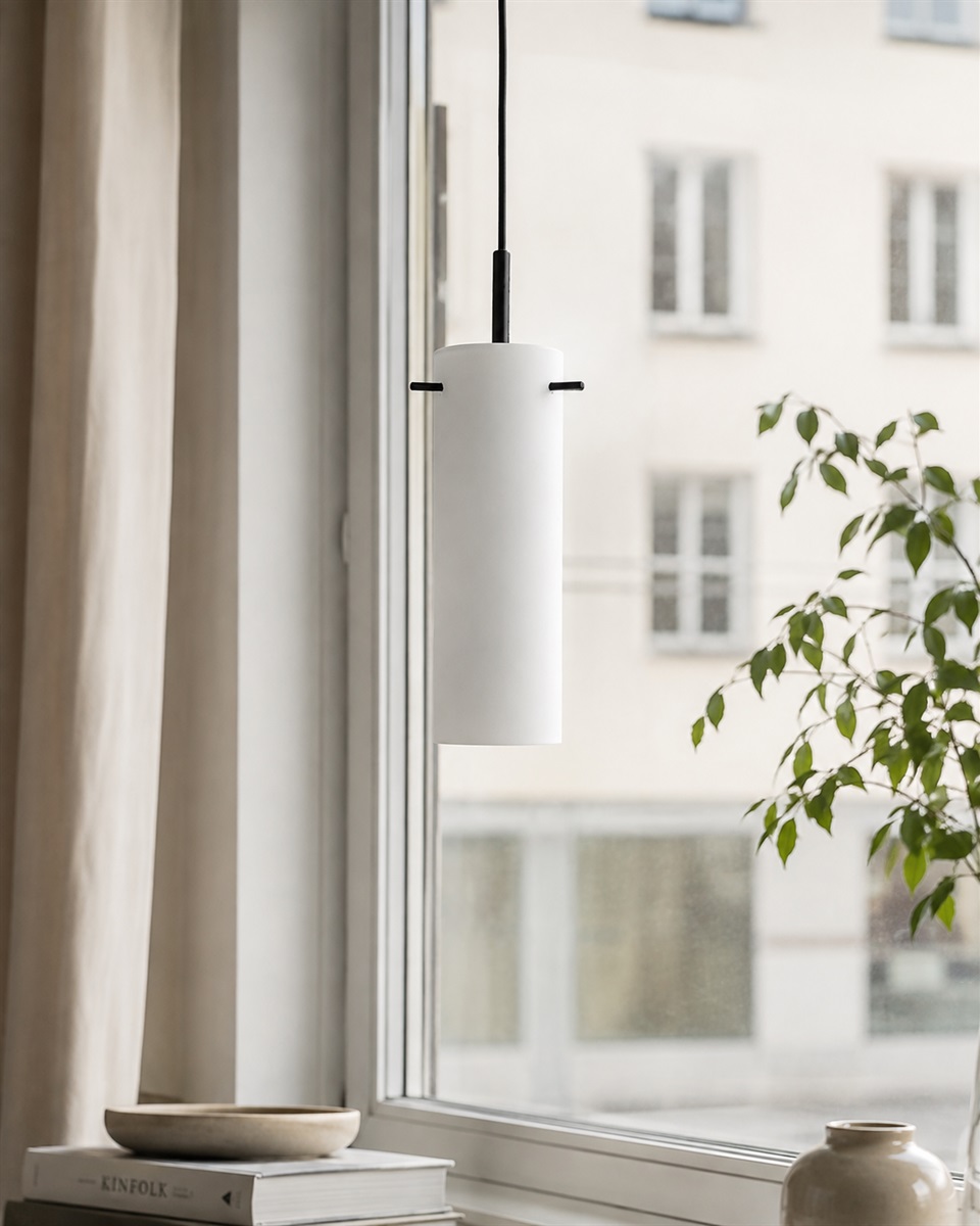 Cilinda Ø7 Zwart en wit raamlamp Van Nordic Lighting - Cilinda is een tijdloze raamlamp met een stijlvol design.