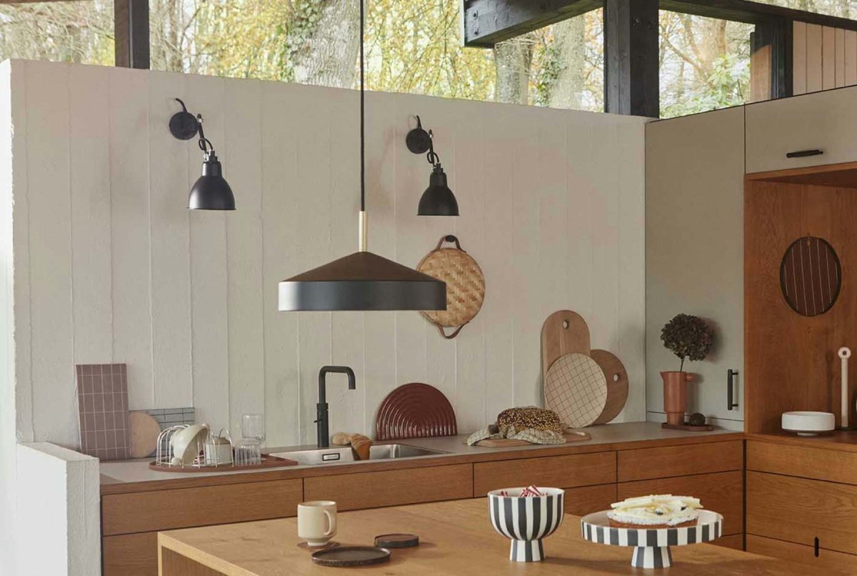 Hatto Ø30 Zwart hanglamp Van OYOY - De Hatto hanglamp in het zwart heeft een stijlvol design met een matte afwerking, elegante messing details en een textielsnoer.