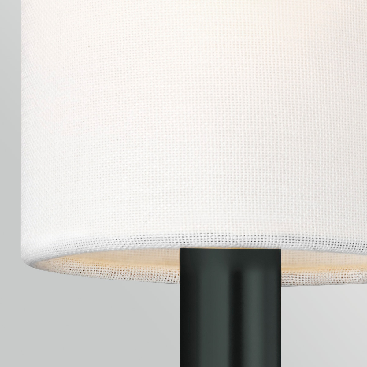 Brianna 36cm Zwart wandlamp Van Elstead Lighting - De armatuur is gemaakt van zwart metaal en heeft een zacht gebogen arm die een mooi contrast vormt met de rechte wandplaat.