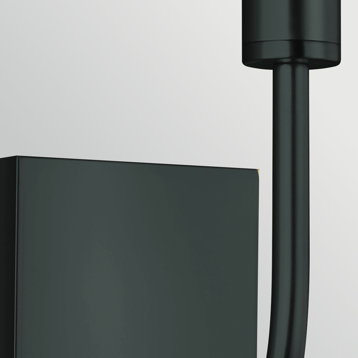 Brianna 36cm Zwart wandlamp Van Elstead Lighting - De armatuur is gemaakt van zwart metaal en heeft een zacht gebogen arm die een mooi contrast vormt met de rechte wandplaat.