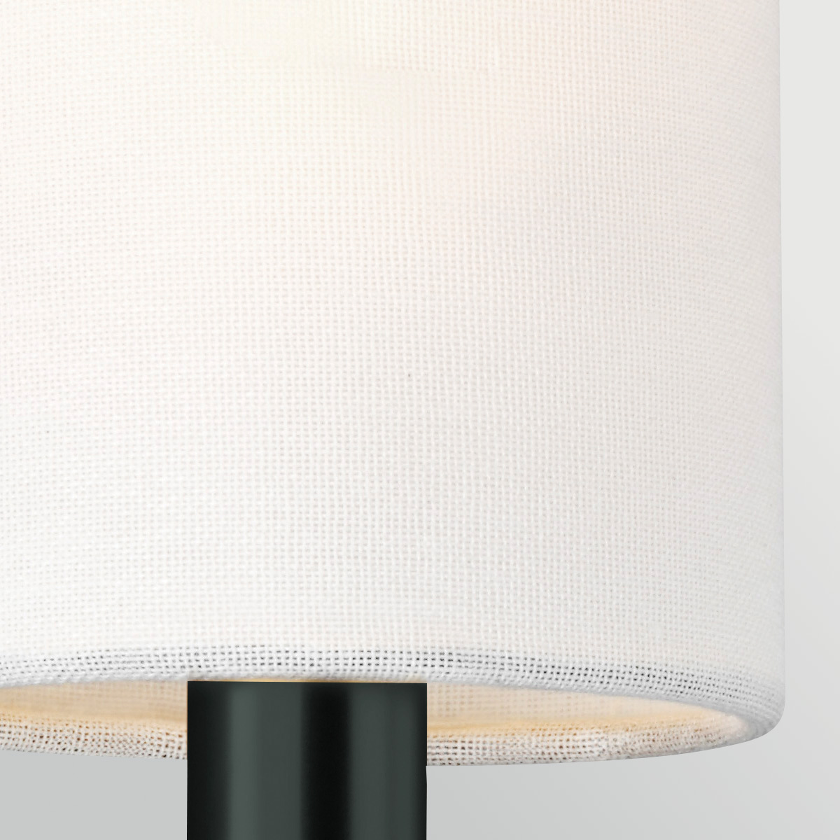 Brianna 36cm Zwart wandlamp Van Elstead Lighting - De armatuur is gemaakt van zwart metaal en heeft zacht gebogen armen die een mooi contrast vormen met de rechte wandplaat.
