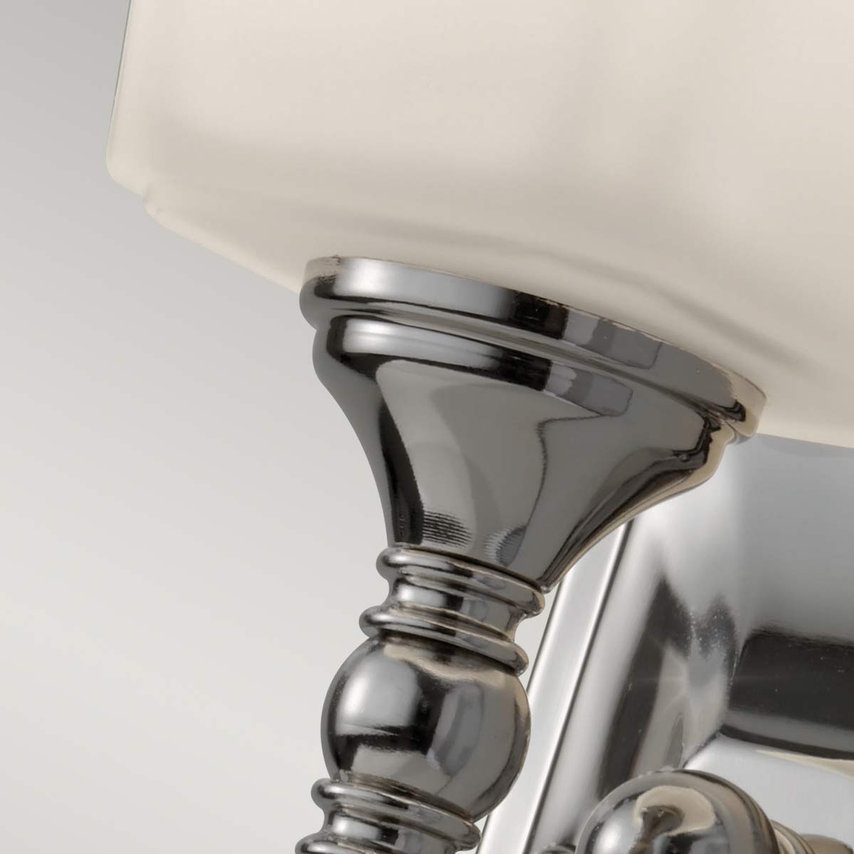 Concord 26cm Chroom badkamerlamp Van Elstead Lighting - De lamp wordt geleverd met een 3W LED G9-lichtbron, die zorgt voor energiezuinige en duurzame verlichting.