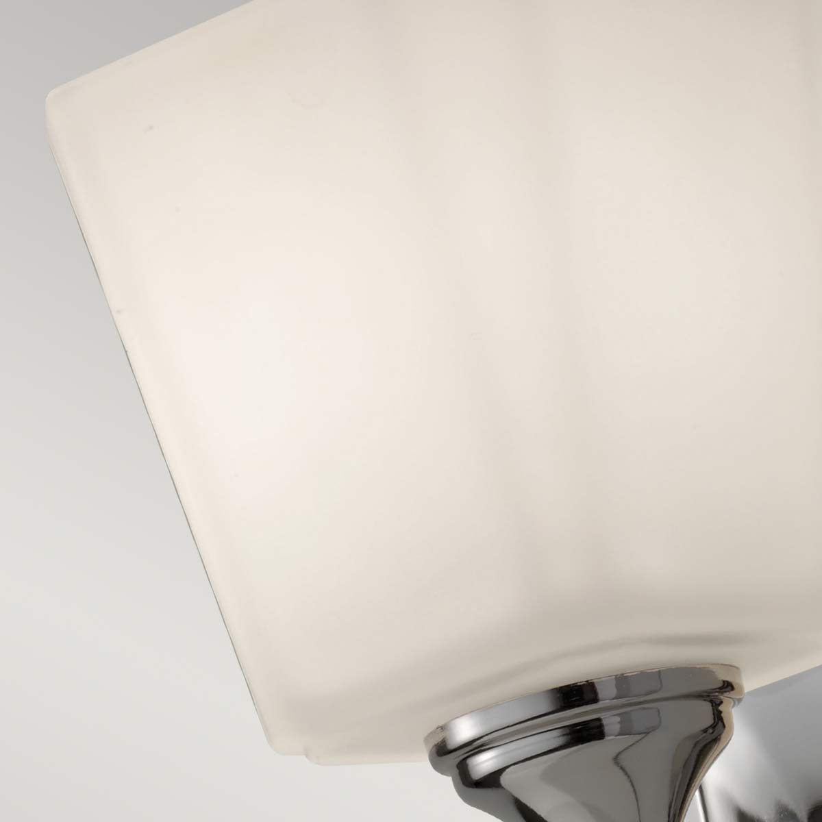 Concord 26cm Chroom badkamerlamp Van Elstead Lighting - De lamp wordt geleverd met een 3W LED G9-lichtbron, die zorgt voor energiezuinige en duurzame verlichting.