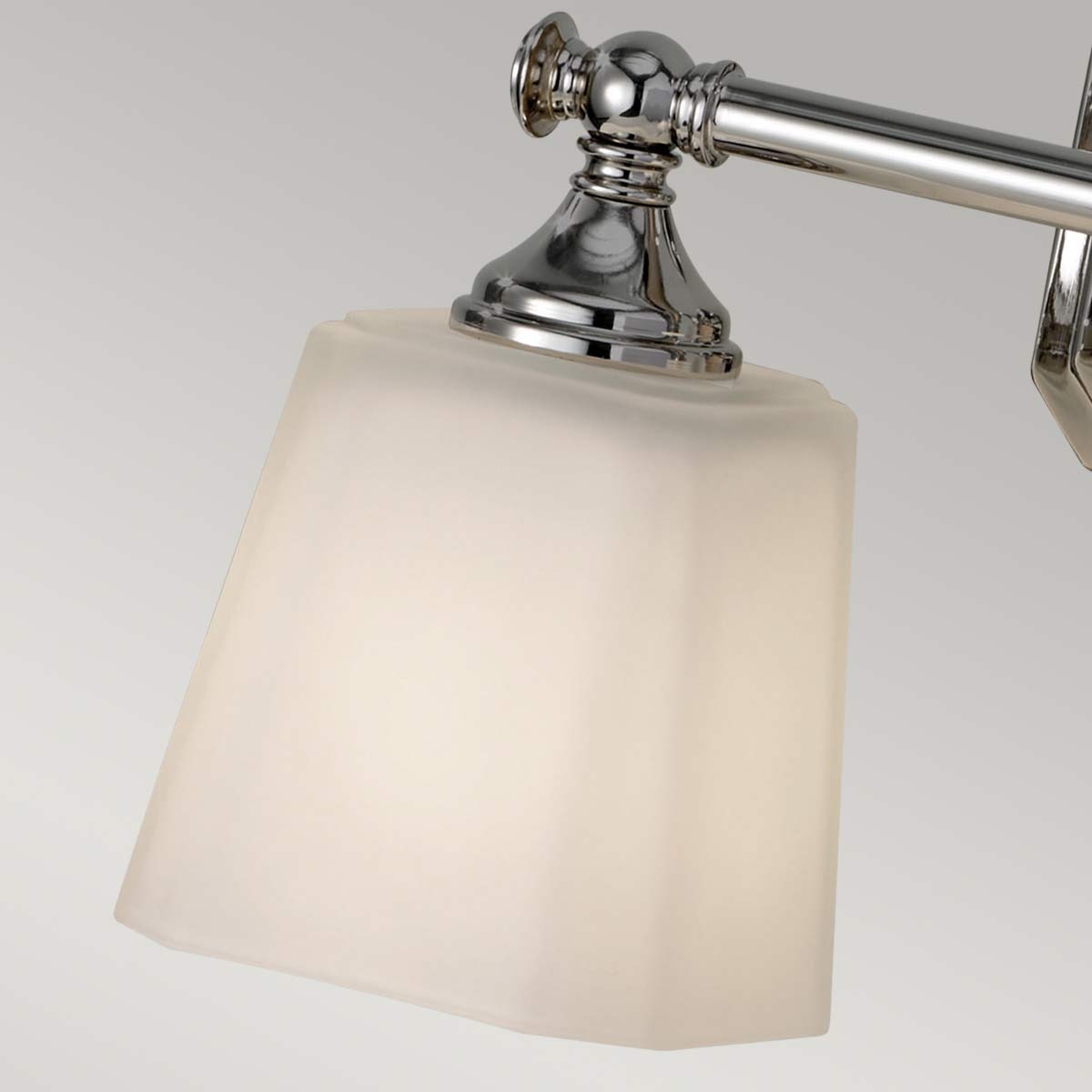 Concord 36cm Chroom badkamerlamp Van Elstead Lighting - Deze is voorzien van twee zacht gevormde, opaalwitte glaskappen die een aangenaam en gelijkmatig licht verspreiden, perfect voor badkamers.