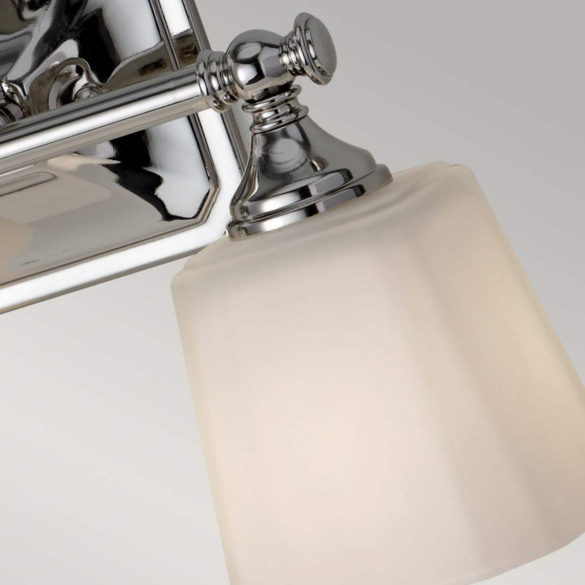 Concord 36cm Chroom badkamerlamp Van Elstead Lighting - Deze is voorzien van twee zacht gevormde, opaalwitte glaskappen die een aangenaam en gelijkmatig licht verspreiden, perfect voor badkamers.