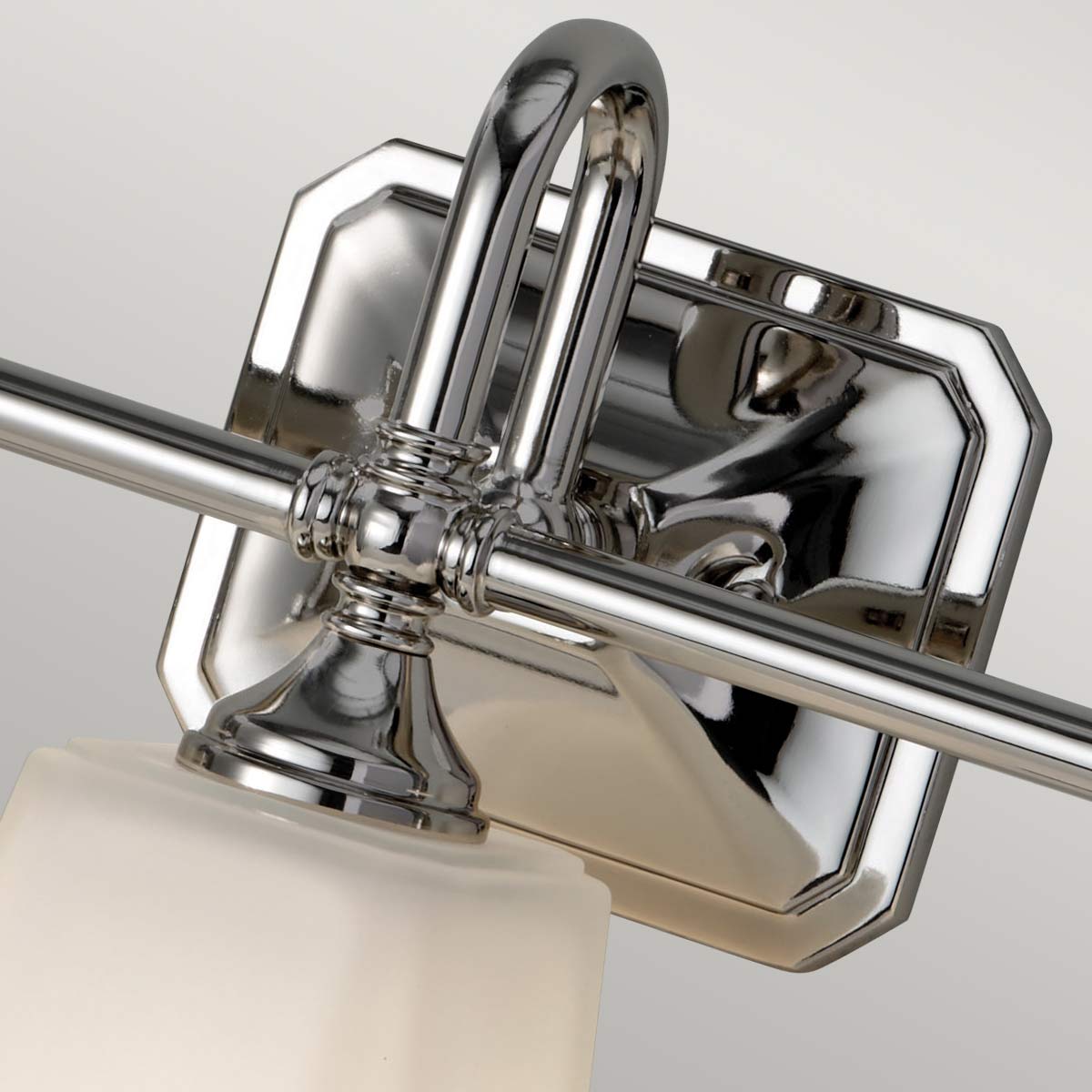 Concord 53cm Chroom badkamerlamp Van Elstead Lighting - Deze is voorzien van drie zacht gevormde, opaalwitte glaskappen die een aangenaam en egaal licht verspreiden, ideaal voor badkamers.