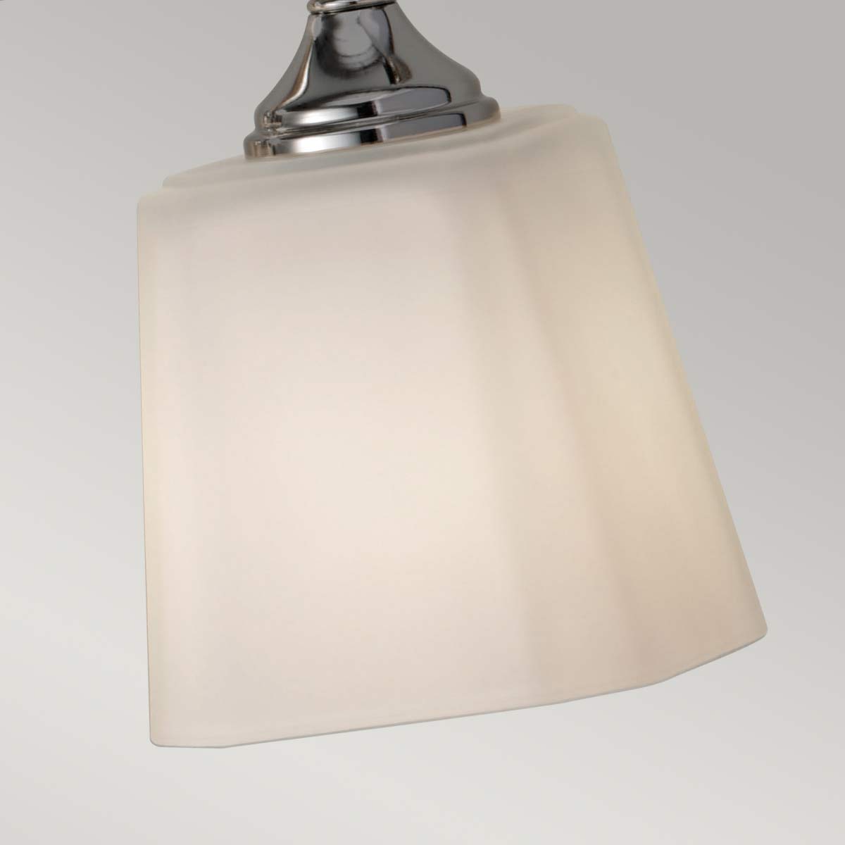 Concord 76cm Chroom badkamerlamp Van Elstead Lighting - Deze is voorzien van vier zacht gevormde, opaalwitte glaskappen die een aangenaam en egaal licht verspreiden, ideaal voor badkamers.