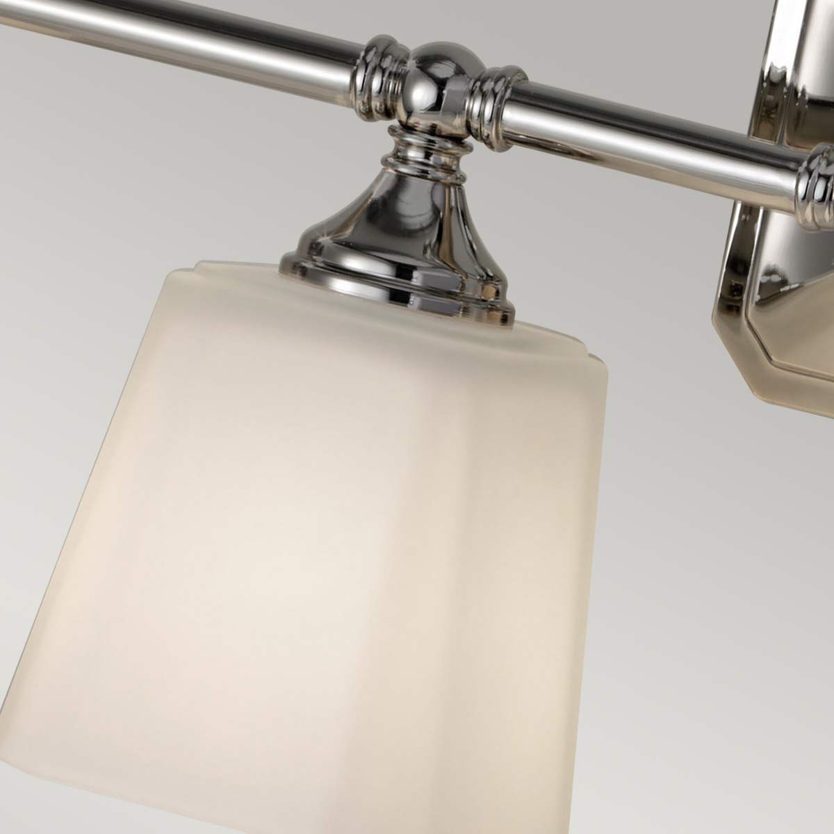 Concord 76cm Chroom badkamerlamp Van Elstead Lighting - Deze is voorzien van vier zacht gevormde, opaalwitte glaskappen die een aangenaam en egaal licht verspreiden, ideaal voor badkamers.