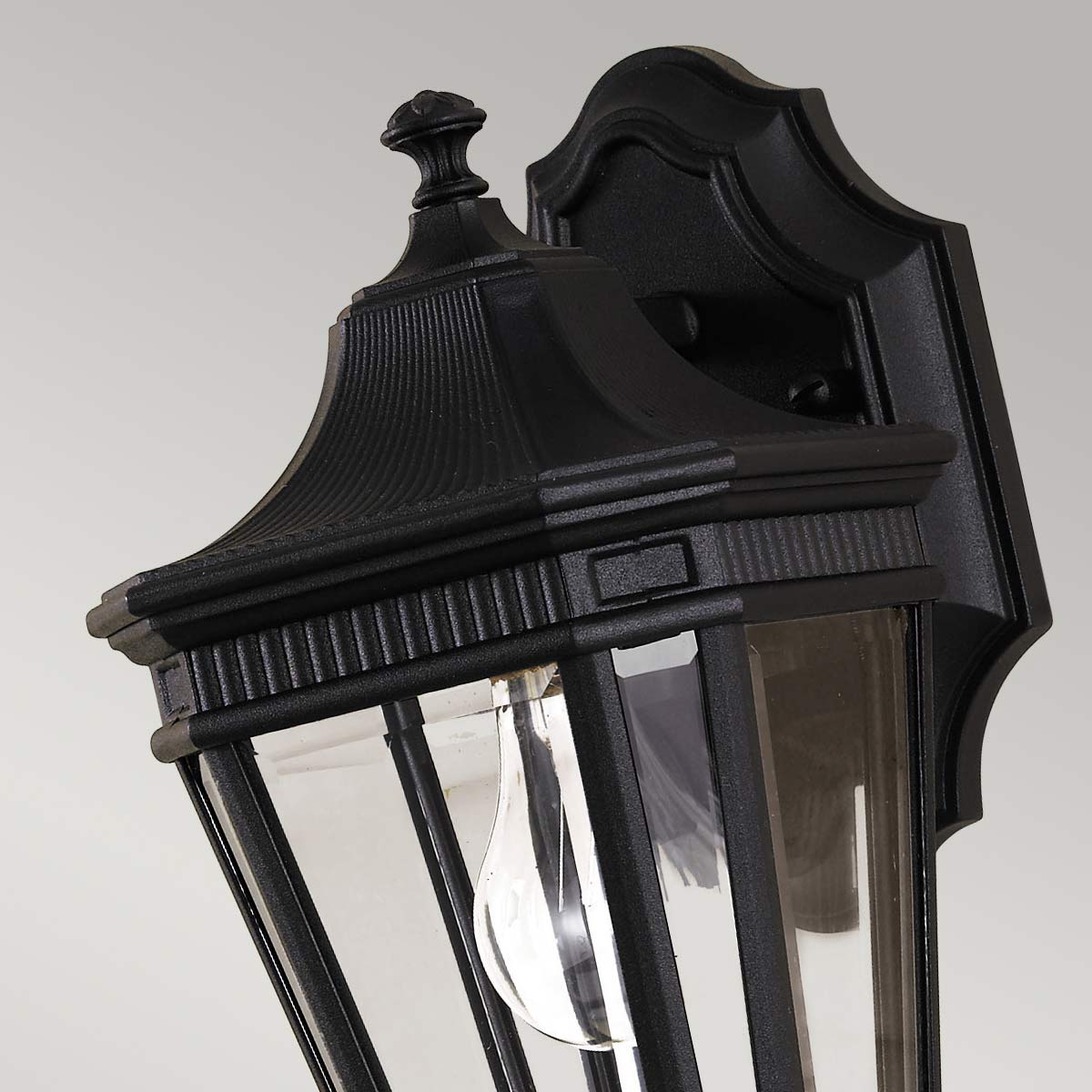Cotswold Lane Zwart buitenlamp Van Elstead Lighting - De heldere en formele stijl van de lamp draagt bij aan een traditionele esthetiek die is geïnspireerd op oudere verlichting.