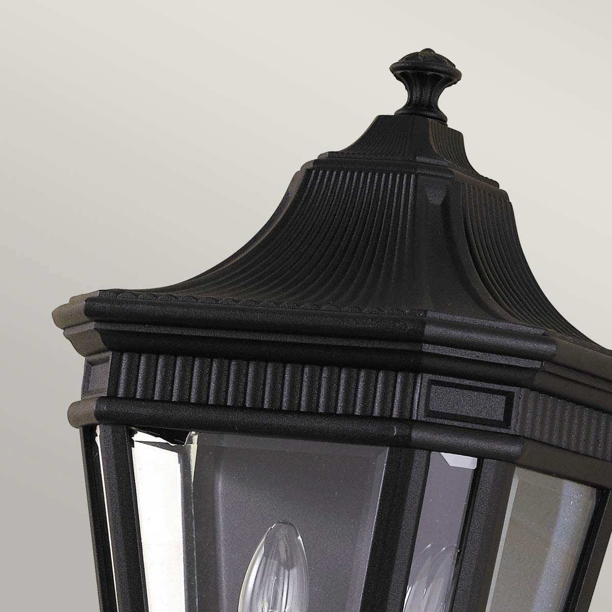 Cotswold Lane Zwart buitenlamp Van Elstead Lighting - De heldere en formele stijl van de lamp draagt bij aan een traditionele esthetiek die is geïnspireerd op oudere verlichting.