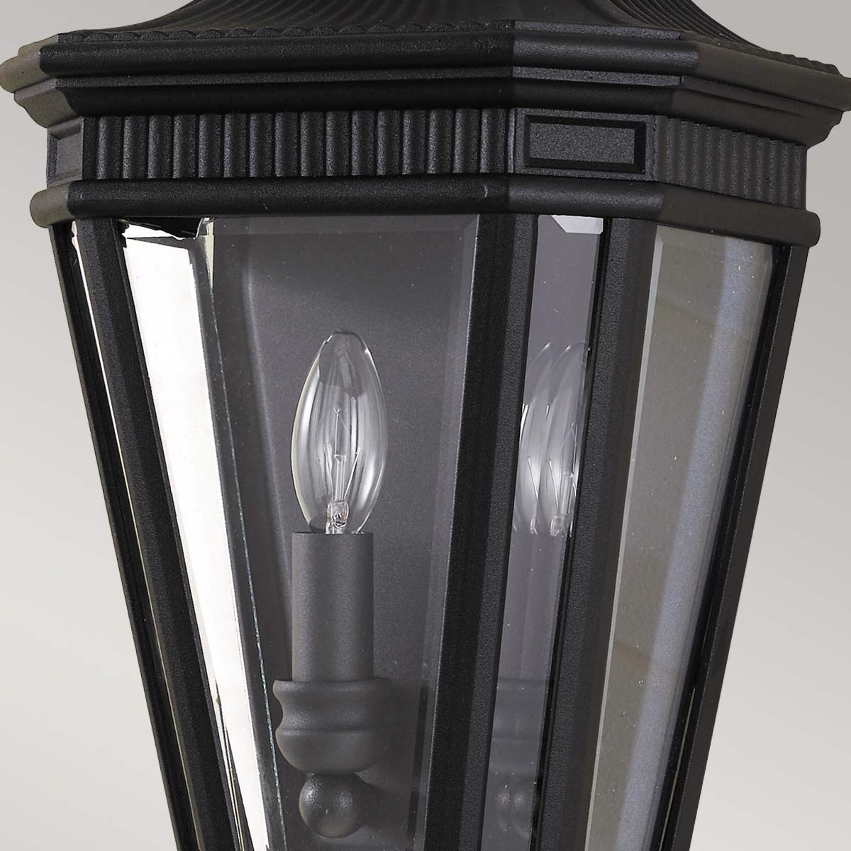 Cotswold Lane Zwart buitenlamp Van Elstead Lighting - De heldere en formele stijl van de lamp draagt bij aan een traditionele esthetiek die is geïnspireerd op oudere verlichting.