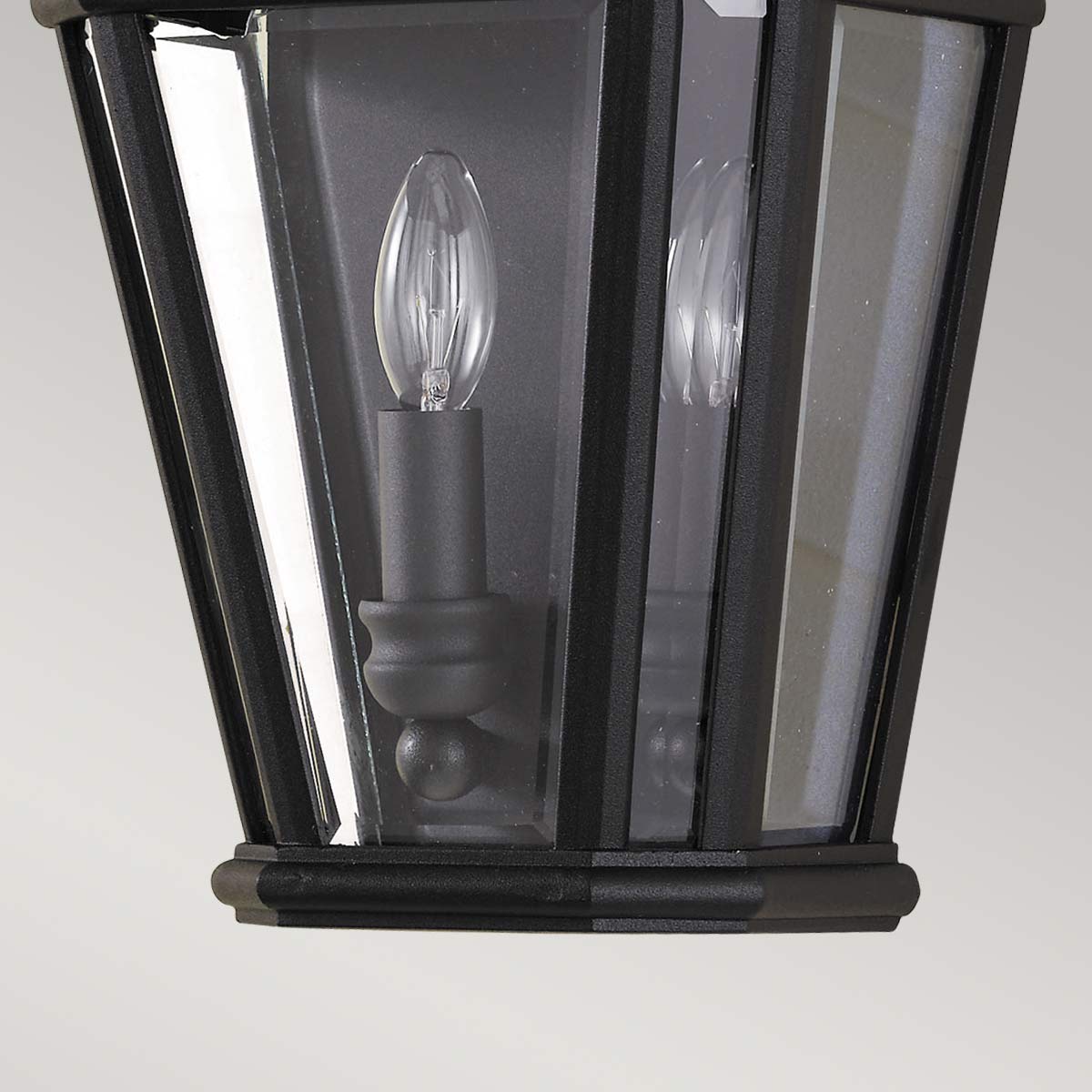 Cotswold Lane Zwart buitenlamp Van Elstead Lighting - De heldere en formele stijl van de lamp draagt bij aan een traditionele esthetiek die is geïnspireerd op oudere verlichting.