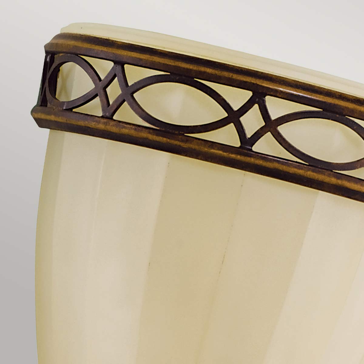 Drawing Room 32cm Bronzen wandlamp Van Elstead Lighting - Ljusk&auml;llan omfamnas av det dekorativa glaset som bidrar med en fin och harmonisk ljusspridning i rummet.