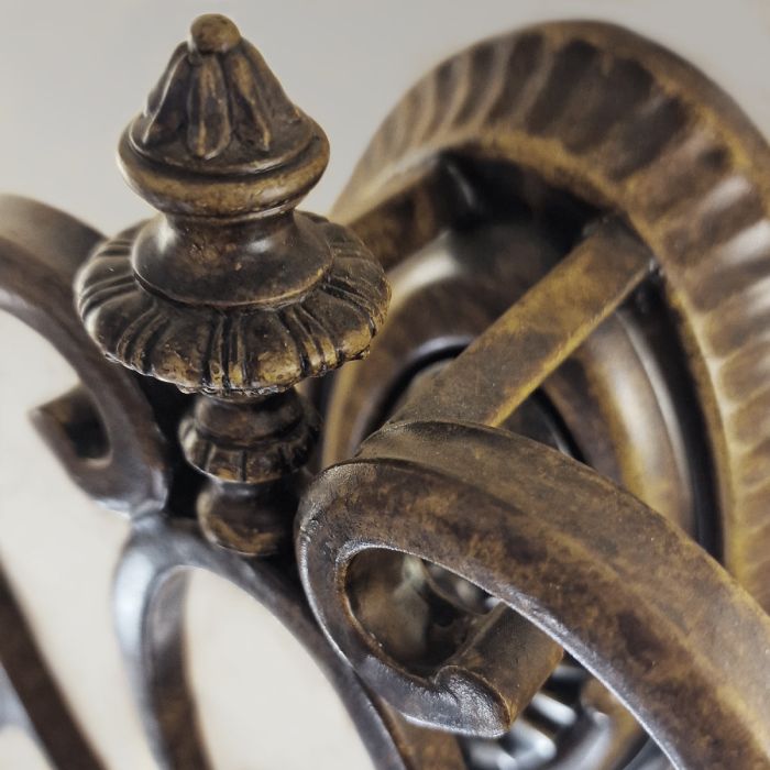 Drawing Room 46cm Bronzen wandlamp Van Elstead Lighting - Ljusk&auml;llorna p&aring; vardera arm omfamnas av varsin dekorativ glassk&auml;rm som bidrar med en fin och harmonisk ljusspridning i rummet.