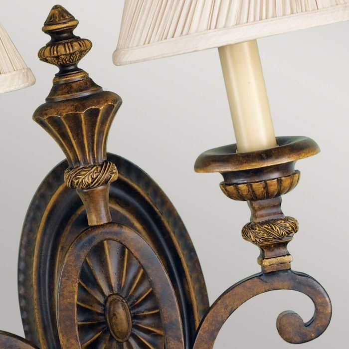 Drawing Room 60cm Bronzen wandlamp Van Elstead Lighting - Ljusk&auml;llorna p&aring; vardera arm omfamnas av varsin dekorativ lampsk&auml;rm som bidrar med en fin och harmonisk ljusspridning i rummet.