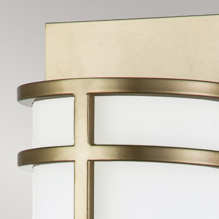 Fusion 43cm Messing wandlamp Van Elstead Lighting - Het armatuur bestaat uit een rechthoekige wandplaat en een reeks buitenste staven die een cilindervormig frame vasthouden.