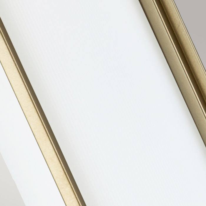 Fusion 43cm Messing wandlamp Van Elstead Lighting - Het armatuur bestaat uit een rechthoekige wandplaat en een reeks buitenste staven die een cilindervormig frame vasthouden.
