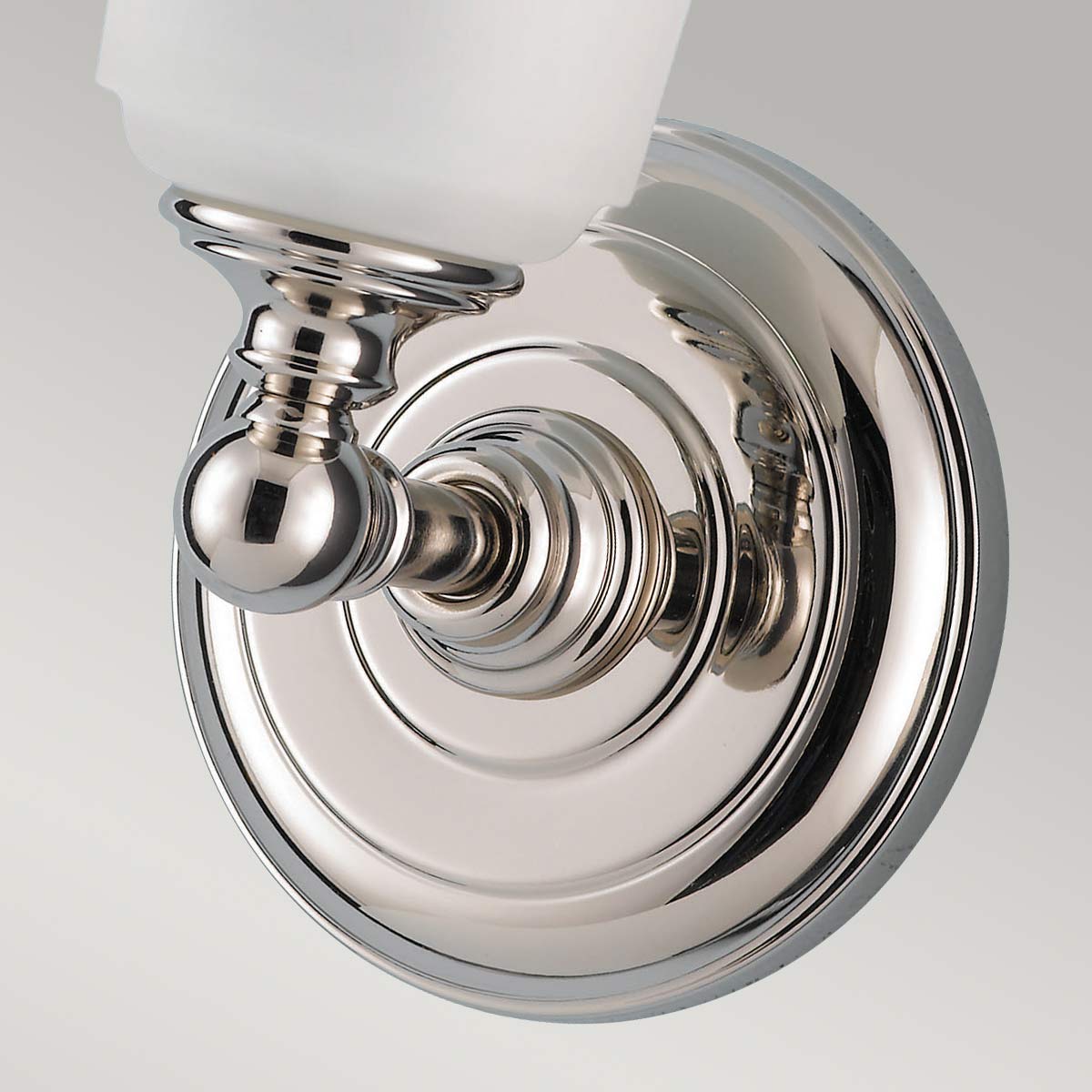 Huguenot Lake Ø13 Gepolijst chroom badkamerlamp Van Elstead Lighting - De elegante ronde details en de met de hand geslepen monturen geven een gevoel van traditioneel vakmanschap, terwijl het opaalglas een zacht en uitnodigend licht cre&euml;ert.