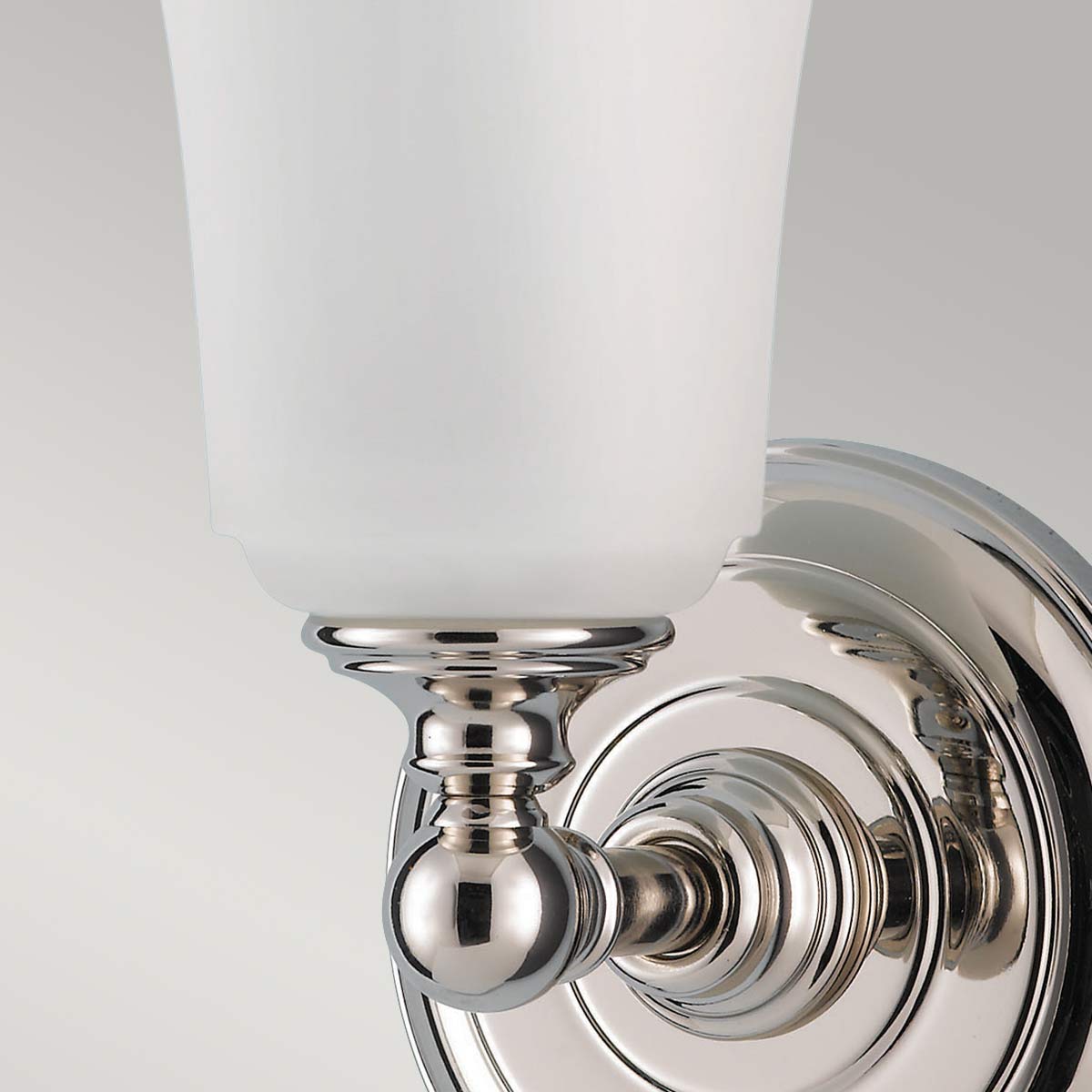 Huguenot Lake Ø13 Gepolijst chroom badkamerlamp Van Elstead Lighting - De elegante ronde details en de met de hand geslepen monturen geven een gevoel van traditioneel vakmanschap, terwijl het opaalglas een zacht en uitnodigend licht cre&euml;ert.