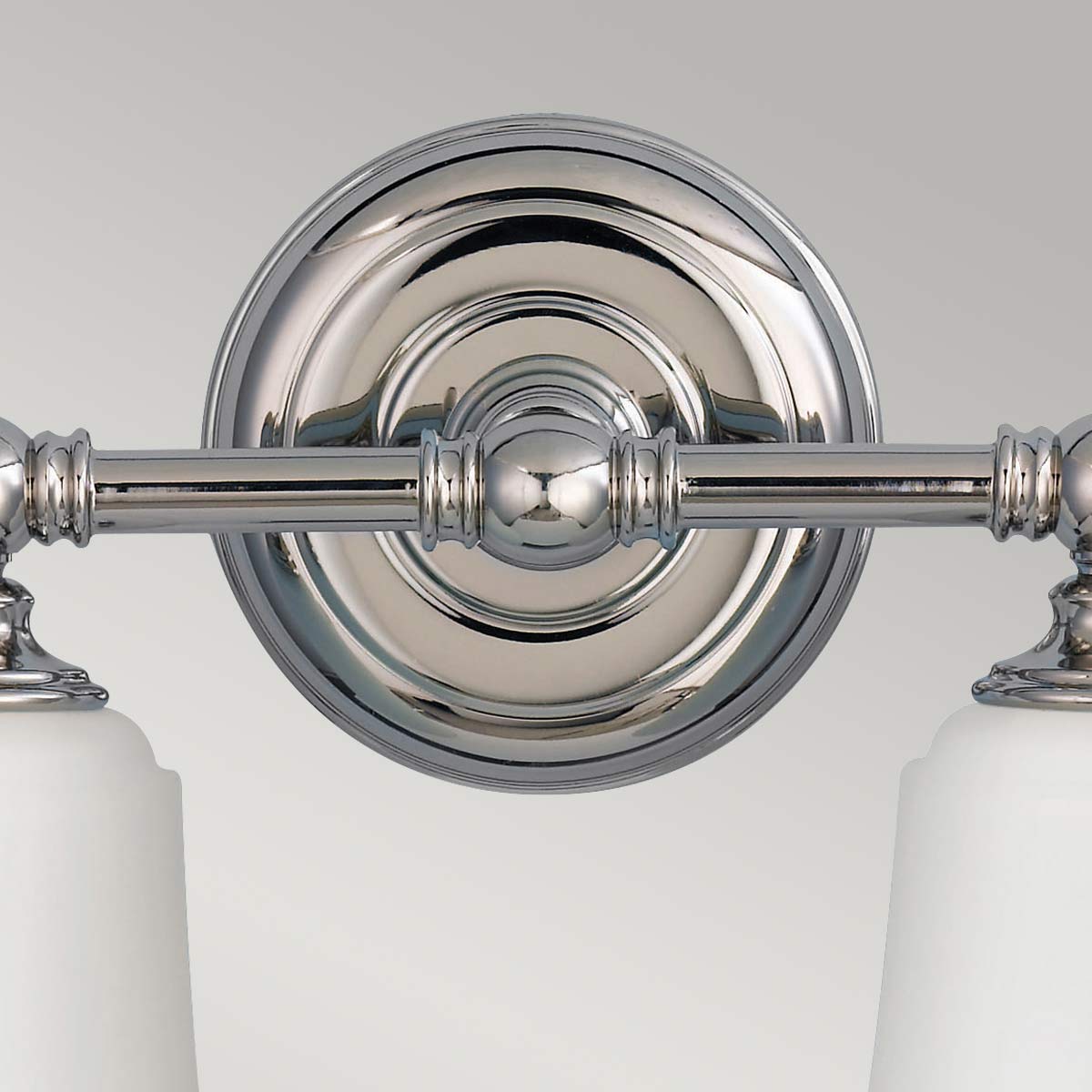 Huguenot Lake 33cm Gepolijst chroom badkamerlamp Van Elstead Lighting - De elegante ronde details en de met de hand geslepen monturen geven een gevoel van traditioneel vakmanschap, terwijl het opaalglas een zacht en uitnodigend licht creëert.