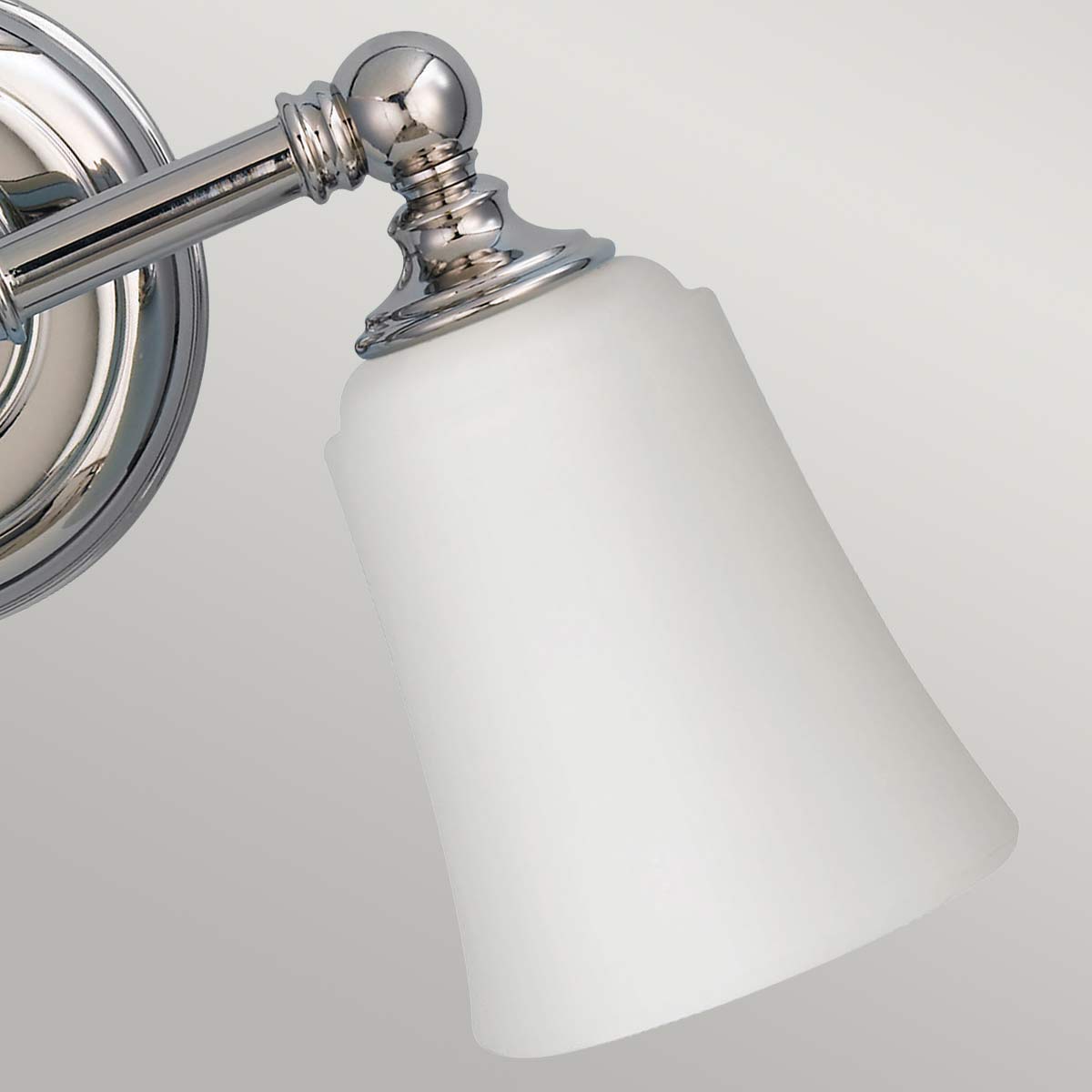 Huguenot Lake 33cm Gepolijst chroom badkamerlamp Van Elstead Lighting - De elegante ronde details en de met de hand geslepen monturen geven een gevoel van traditioneel vakmanschap, terwijl het opaalglas een zacht en uitnodigend licht creëert.