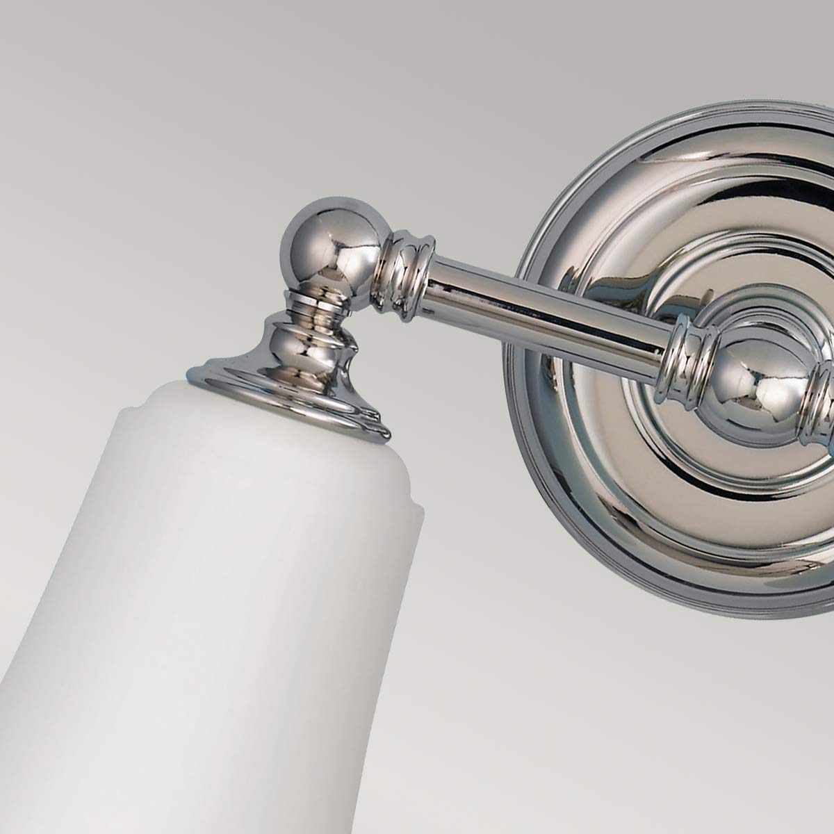 Huguenot Lake 33cm Gepolijst chroom badkamerlamp Van Elstead Lighting - De elegante ronde details en de met de hand geslepen monturen geven een gevoel van traditioneel vakmanschap, terwijl het opaalglas een zacht en uitnodigend licht creëert.