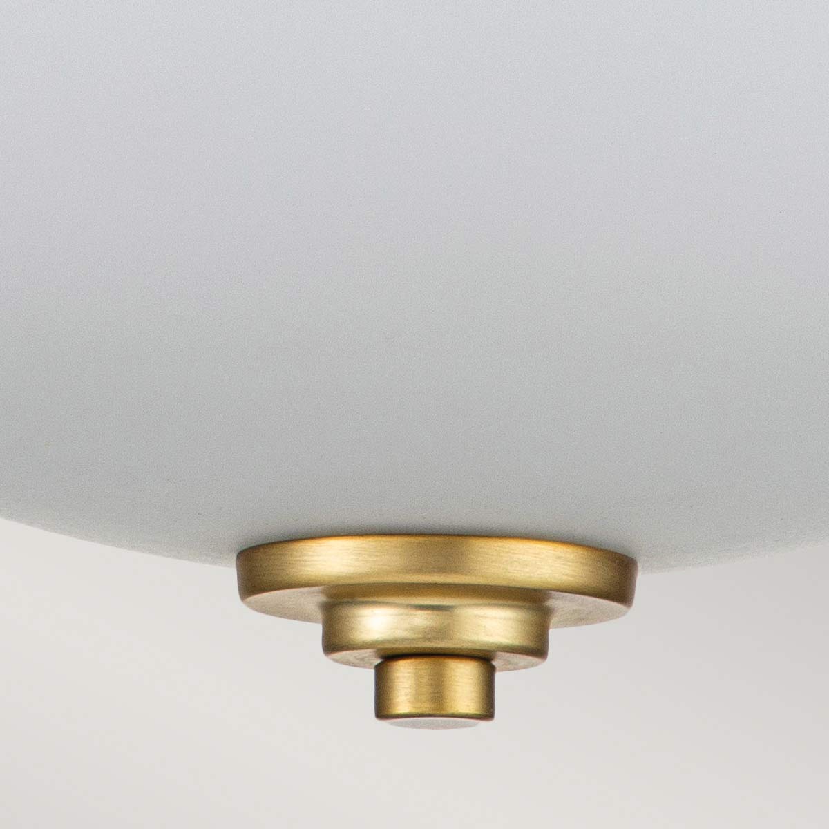 Malibu Ø34 Geborsteld messing badkamerlamp Van Elstead Lighting - Het heeft een stijlvol design met een opaal gegraveerde glazen koepel die een zacht en aangenaam licht verspreidt.
