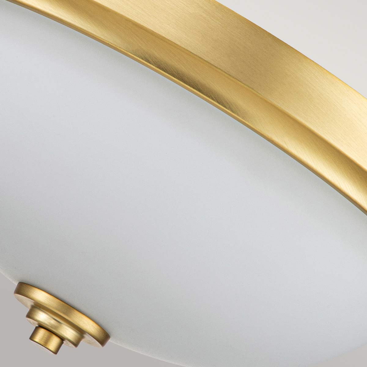 Malibu Ø34 Geborsteld messing badkamerlamp Van Elstead Lighting - Het heeft een stijlvol design met een opaal gegraveerde glazen koepel die een zacht en aangenaam licht verspreidt.