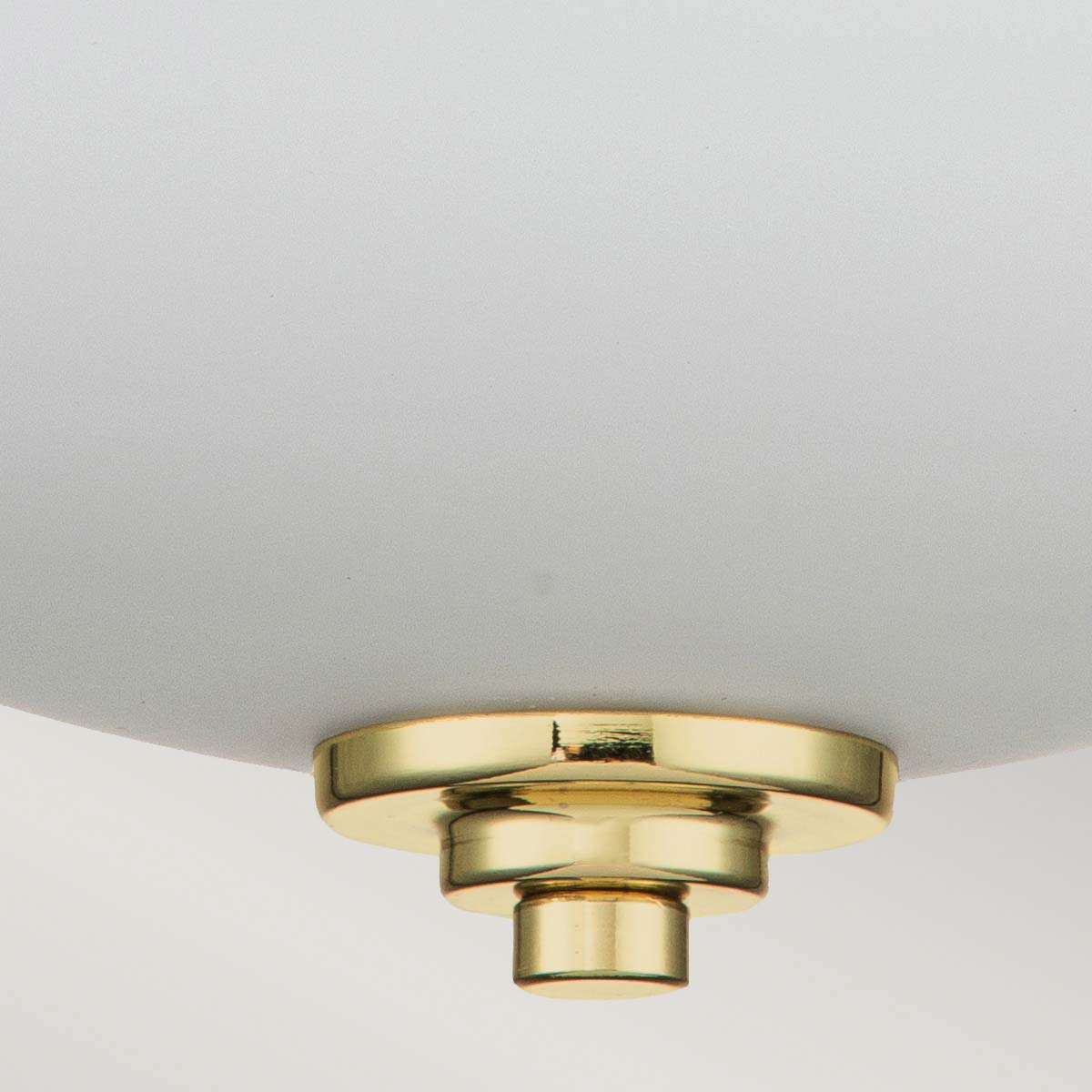 Malibu Ø34 Gepolijst messing badkamerlamp Van Elstead Lighting - Het heeft een stijlvol design met een opaal gegraveerde glazen koepel die een zacht en aangenaam licht verspreidt.
