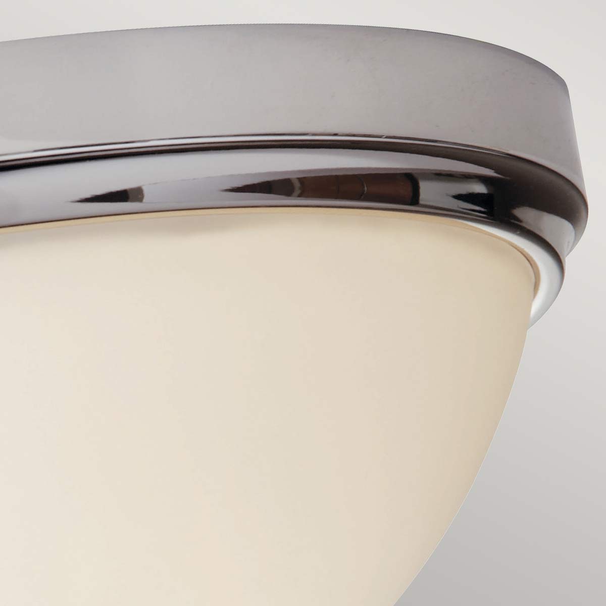 Malibu Ø34 Gepolijst chroom badkamerlamp Van Elstead Lighting - Het heeft een stijlvol design met een opaal gegraveerde glazen koepel die een zacht en aangenaam licht verspreidt.