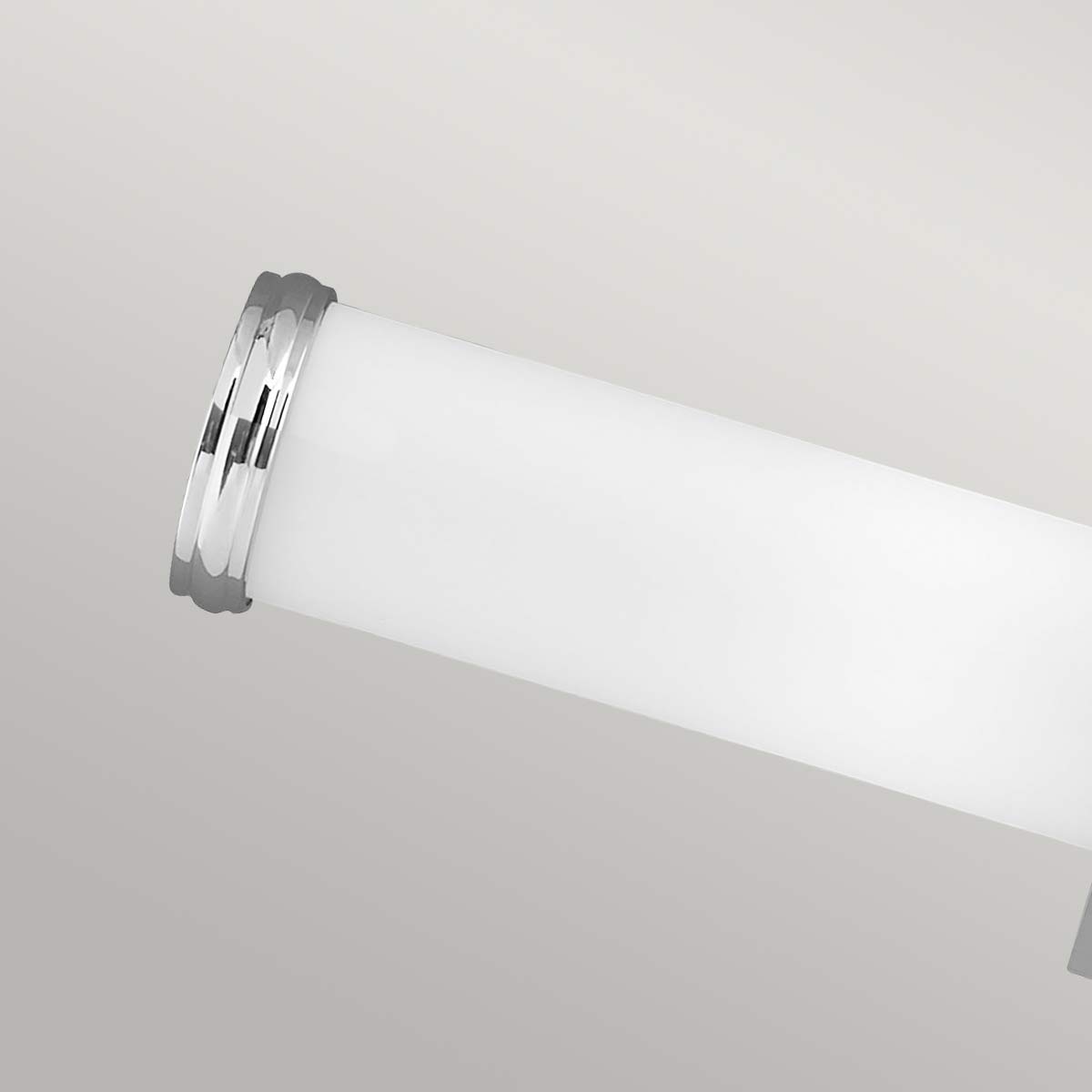 Payne 50cm Gepolijst chroom badkamerlamp Van Elstead Lighting - De Payne wandlamp in gepolijst chroom combineert een strak, modern design met een vleugje Engelse Tudor-stijl.