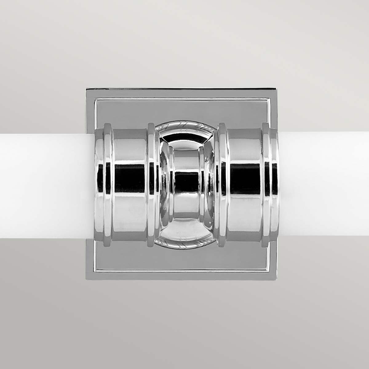 Payne 50cm Gepolijst chroom badkamerlamp Van Elstead Lighting - De Payne wandlamp in gepolijst chroom combineert een strak, modern design met een vleugje Engelse Tudor-stijl.