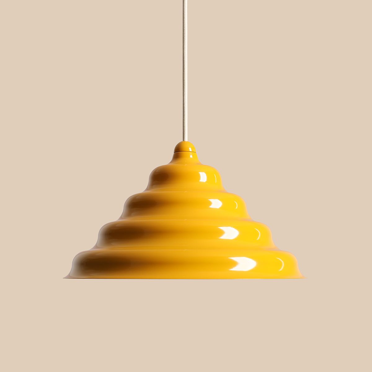 Wave Ø30 Geel hanglamp Van Artera - Wave is een moderne hanglamp met een retrodesign, waardoor het een veelzijdige lamp is die in elk huis past.