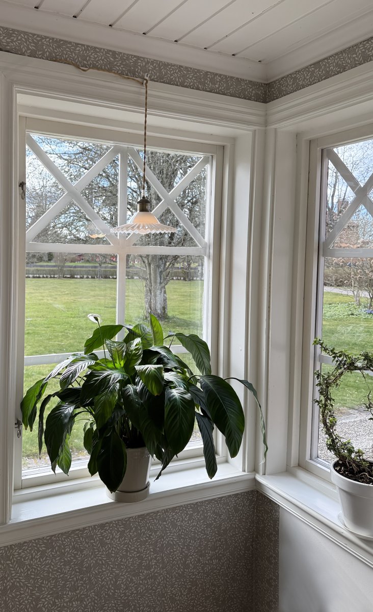 Silvia Ø22 Antiek messing/wit raamlamp Van Aneta Lighting - Creëert een decoratief lichtpunt in het raam dat bijdraagt aan een uitnodigende en gezellige sfeer.