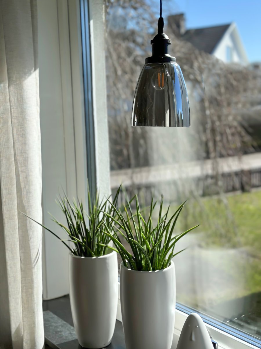 Niki Ø14 Rookkleurig raamlamp Van Aneta Lighting - Niki is een eenvoudige en elegante hangende raamlamp die met zijn zwarte details een huiselijke sfeer aan elke kamer geeft.