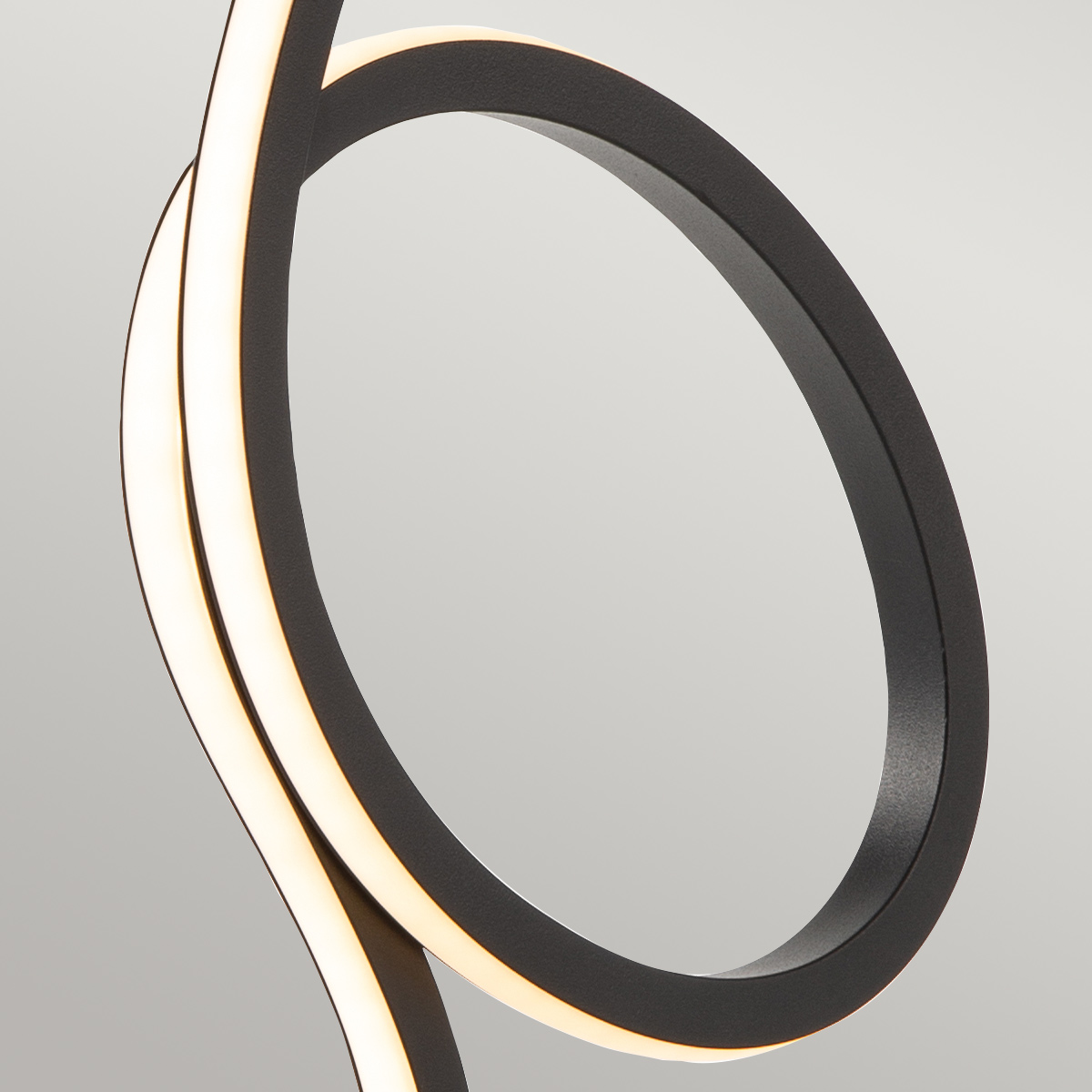 Flamingo 50cm Zwart tafellamp Van Elstead Lighting - Flamingo &auml;r en konstn&auml;rlig och elegant bordslampa som kombinerar modern design med skulptural estetik.