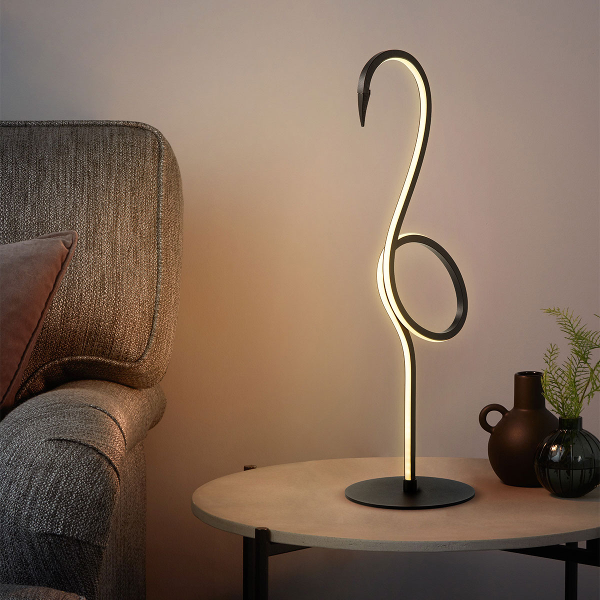 Flamingo 50cm Zwart tafellamp Van Elstead Lighting - Flamingo &auml;r en konstn&auml;rlig och elegant bordslampa som kombinerar modern design med skulptural estetik.