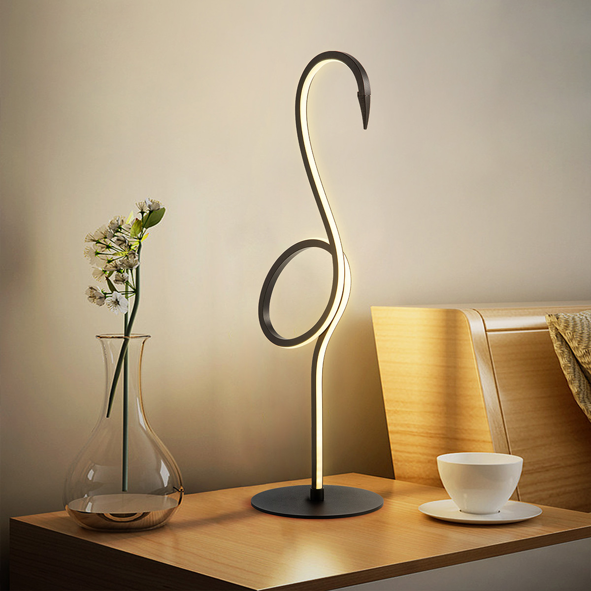 Flamingo 50cm Zwart tafellamp Van Elstead Lighting - Flamingo &auml;r en konstn&auml;rlig och elegant bordslampa som kombinerar modern design med skulptural estetik.