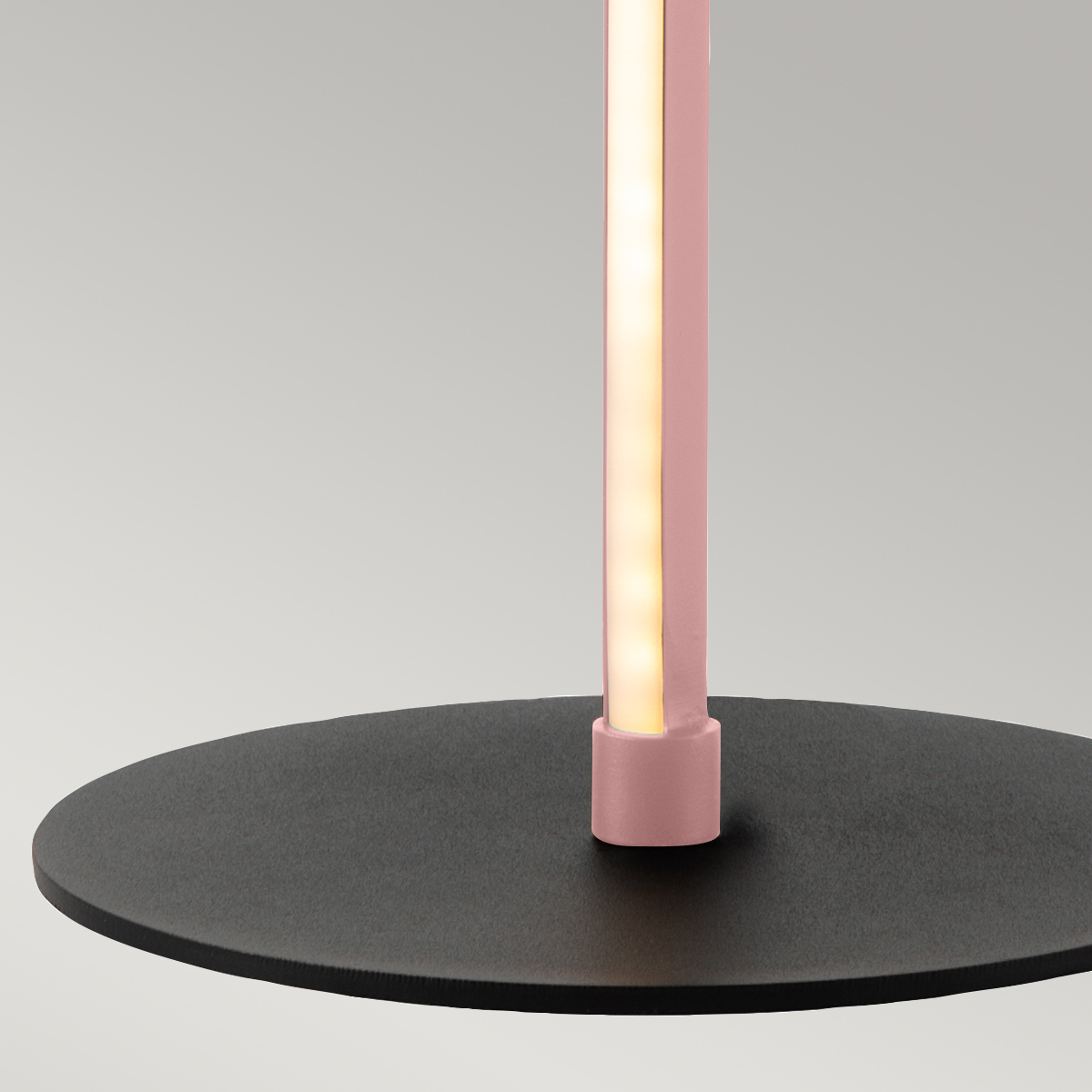 Flamingo 50cm Roze tafellamp Van Elstead Lighting - Flamingo &auml;r en konstn&auml;rlig och elegant bordslampa som kombinerar modern design med skulptural estetik.
