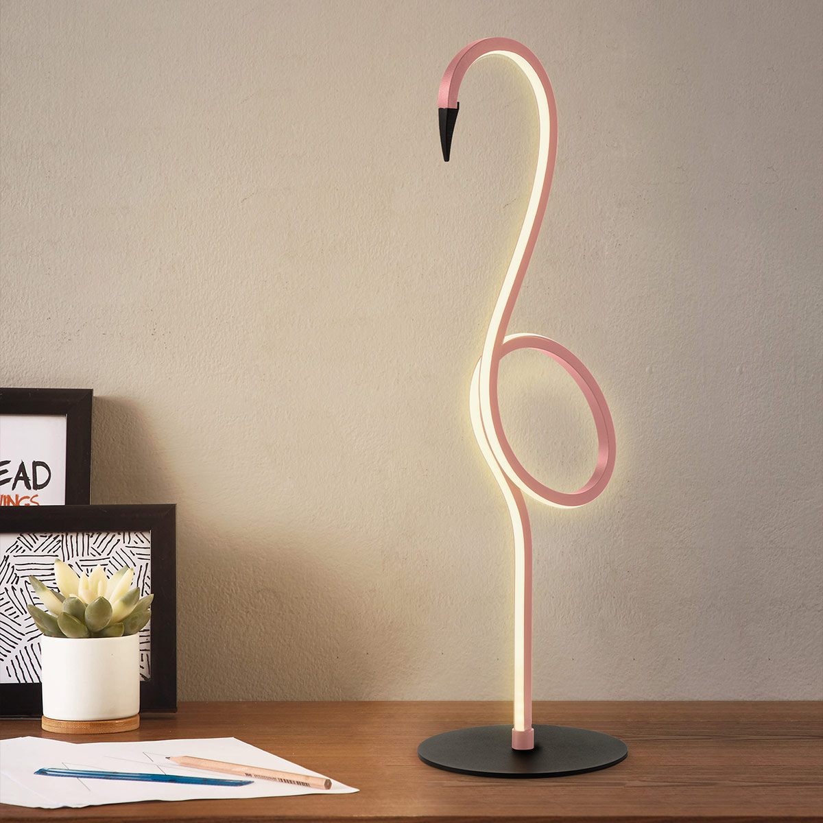 Flamingo 50cm Roze tafellamp Van Elstead Lighting - Flamingo &auml;r en konstn&auml;rlig och elegant bordslampa som kombinerar modern design med skulptural estetik.