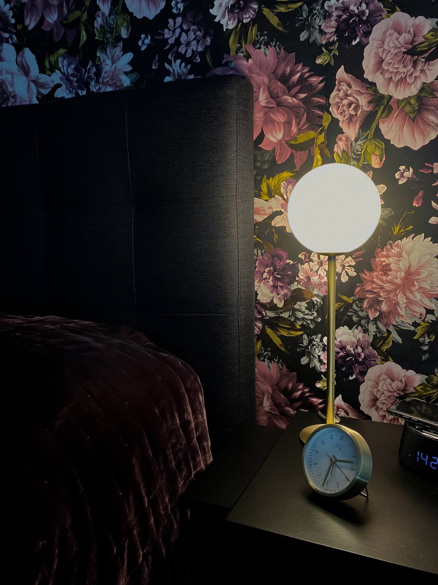 Molekyl 43cm Mat messing tafellamp Van Aneta Lighting - Met zijn opaalwitte glazen kap en minimalistische metalen voet in mat messing zorgt hij voor een verfijnde verlichting die in elke kamer een warme sfeer cre&euml;ert.