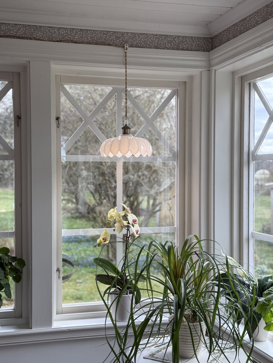 Sofia Ø25 Antiek messing/wit raamlamp Van Aneta Lighting - Creëert een decoratief lichtpunt in het raam dat bijdraagt aan een uitnodigende en gezellige sfeer.