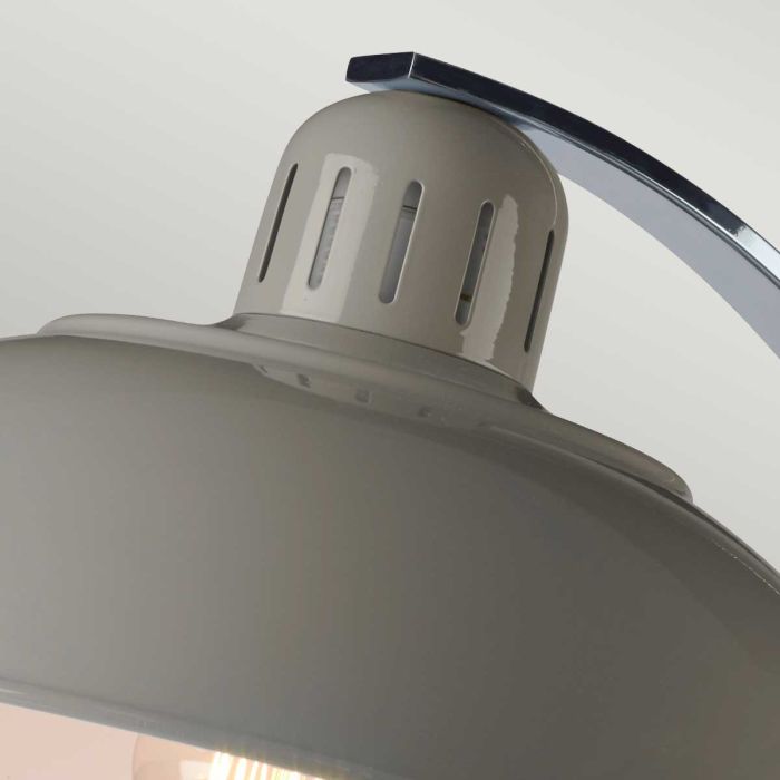 Franklin 46cm Grijs tafellamp Van Elstead Lighting - Bordslampan Franklin har en elegant b&ouml;jd arm i polerad krom samt en spunnen metallsk&auml;rm och bas i blank gr&aring; finish.