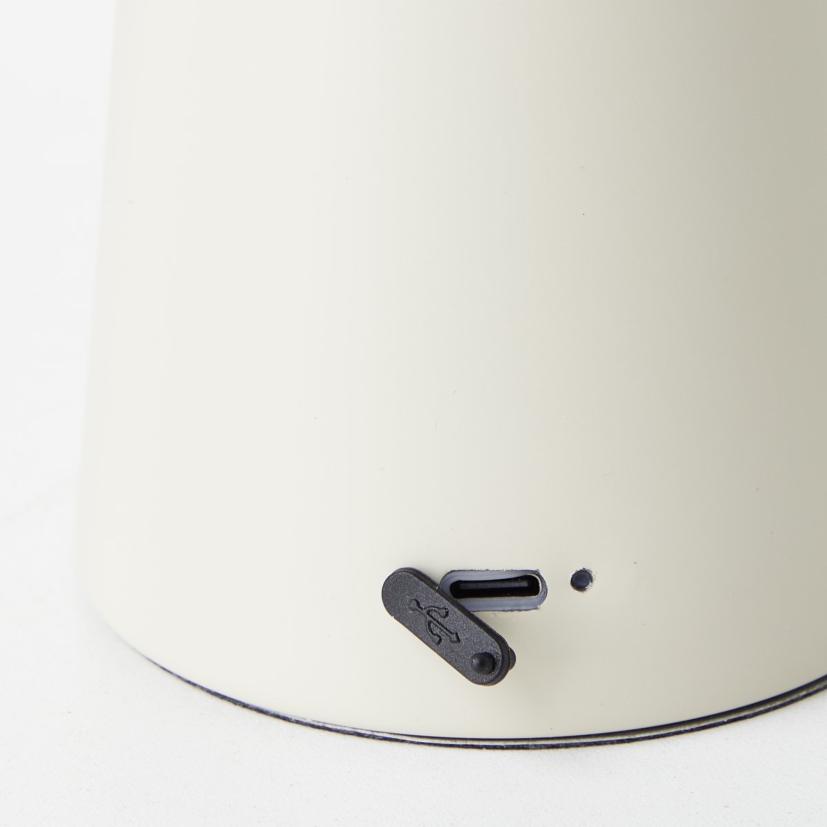 Muffin 18cm Beige Draagbare Van Brilliant - De zilveren knop op de lampvoet heeft een ingebouwde dimmer, zodat u de helderheid in drie verschillende standen kunt aanpassen.