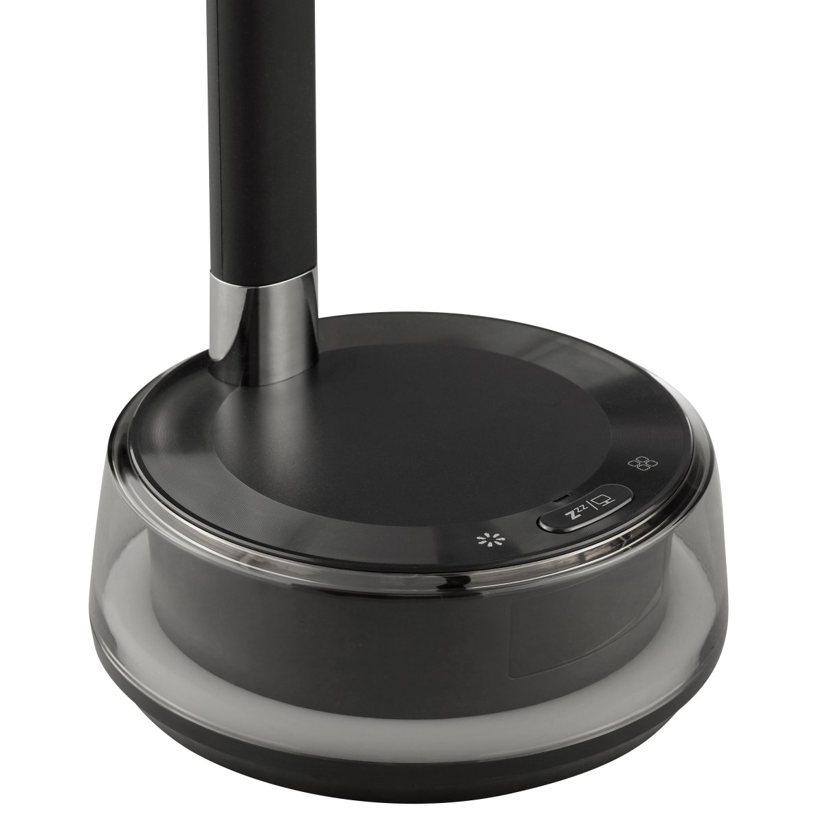 Moonglow 53cm Zwart bureaulamp Van Brilliant - De lampvoet herbergt een aantal slimme functies: een ge&iuml;ntegreerde digitale klok, een draadloos oplaadstation voor telefoons en USB-C-aansluitingen voor het opladen van andere apparaten.