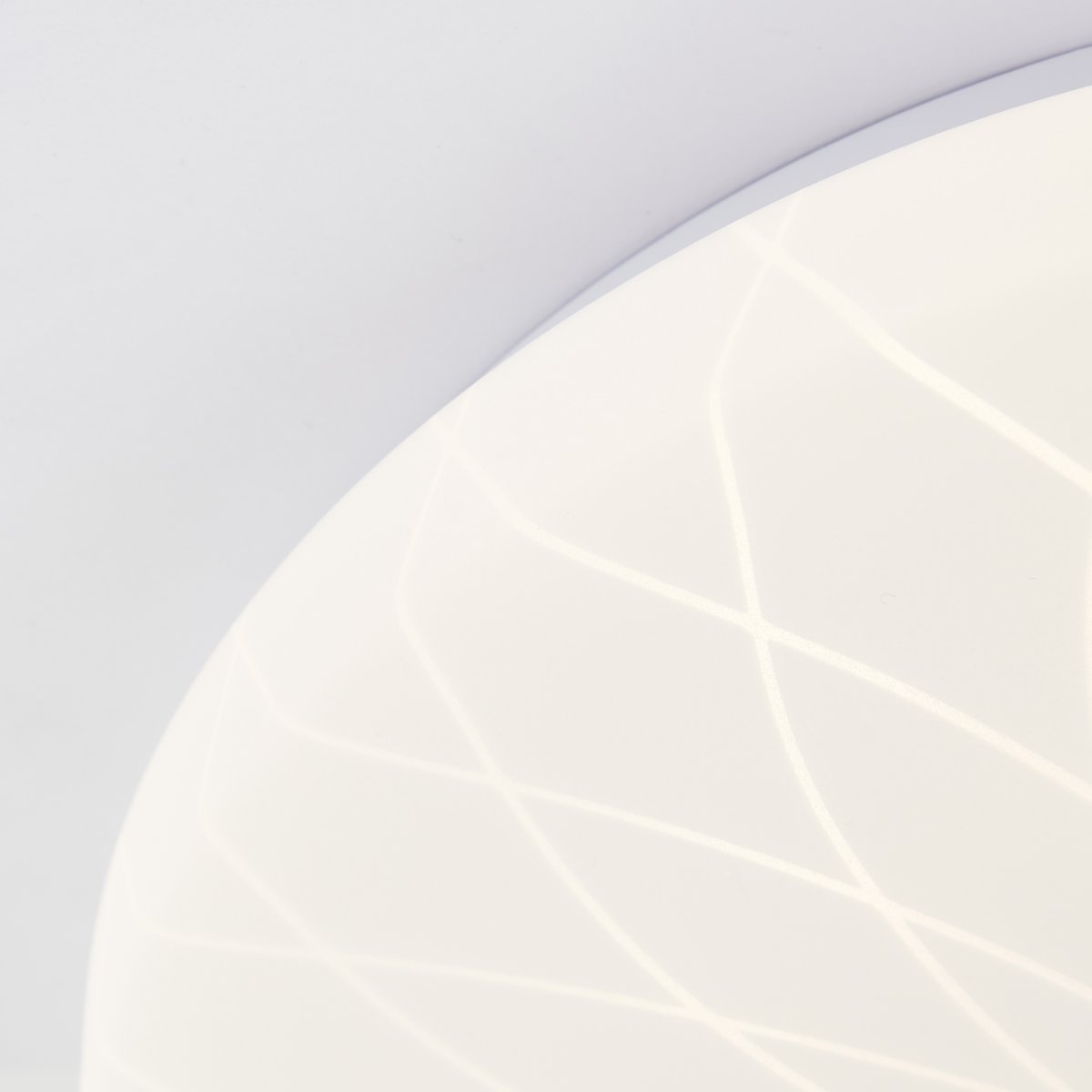 Farah Ø26 Wit plafondlamp Van Brilliant - De ge&iuml;ntegreerde led-lichtbron geeft warm wit licht van 3000K en heeft een lichtsterkte van 1400 lumen - perfect voor het cre&euml;ren van een aangename en goed verlichte omgeving in bijvoorbeeld een hal of keuken.